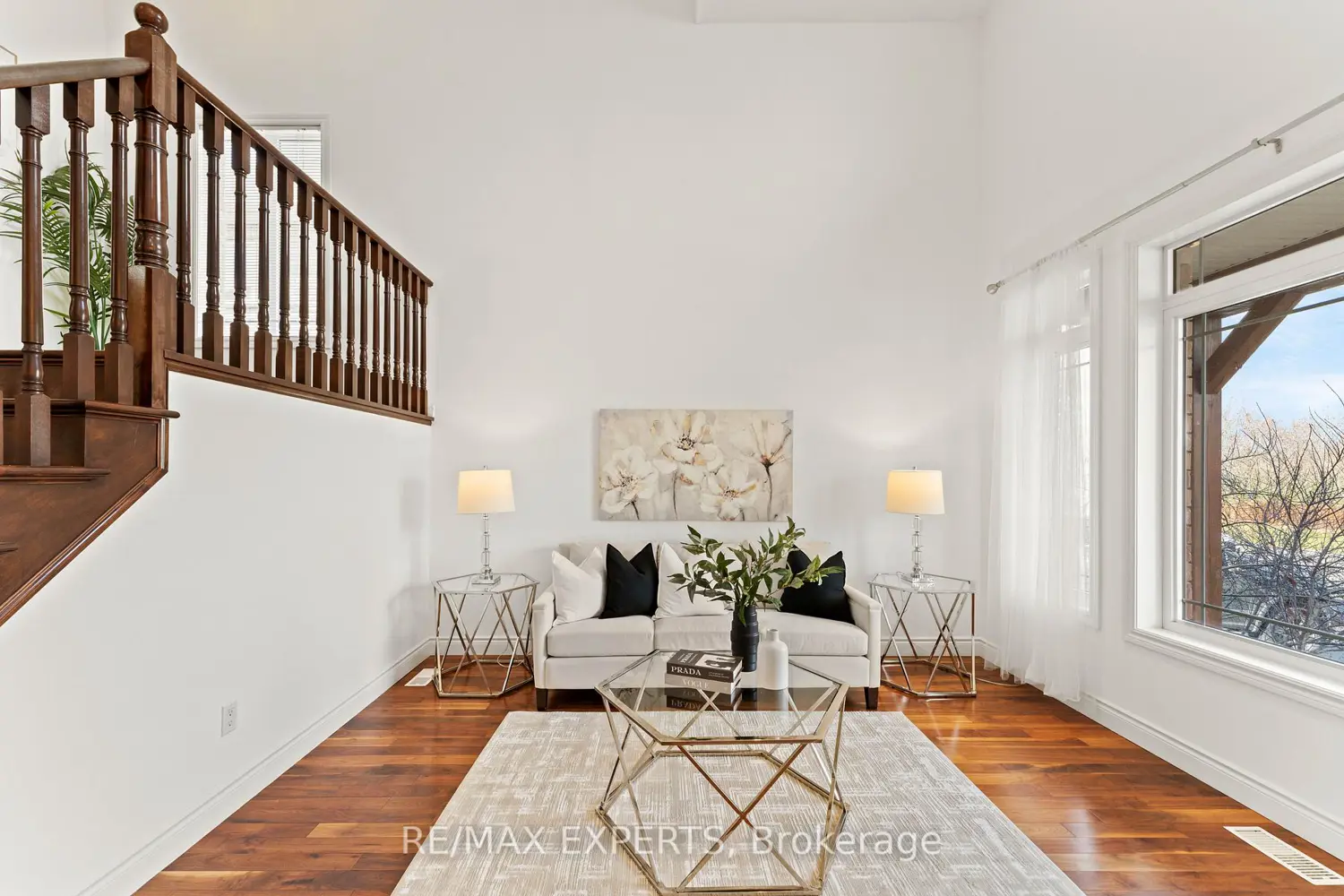 66 Schweitzer Crescent photo 3