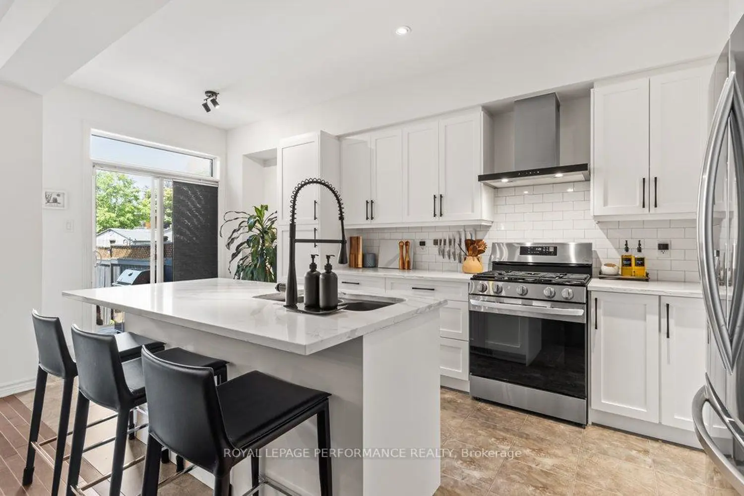 216 Badgeley Avenue photo 2