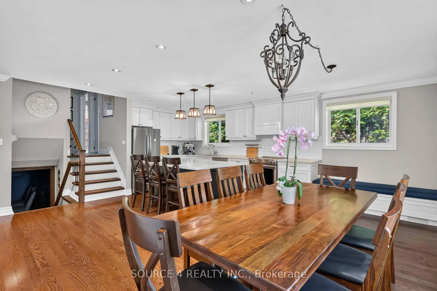 51 Knowles Crescent photo 5