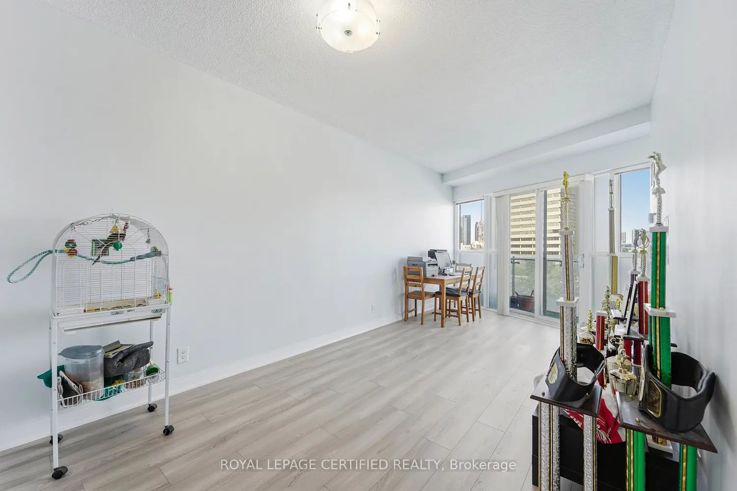 50 Absolute Avenue 609 photo 4