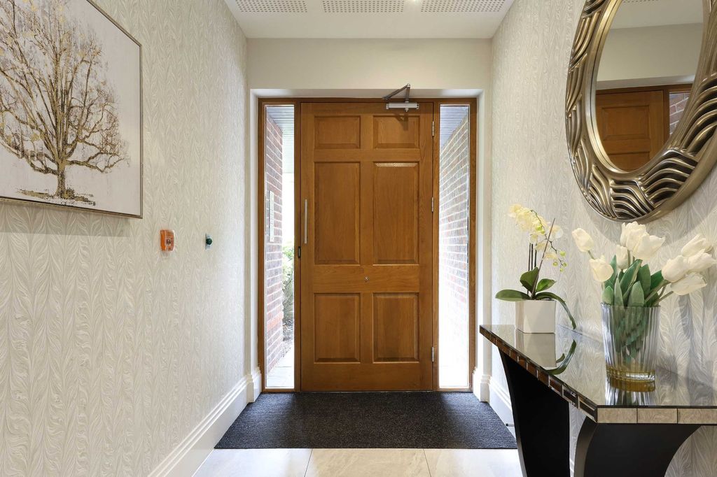 2 bed flat for saleStation Road, Beaconsfield, Buckinghamshire HP9 photo 3