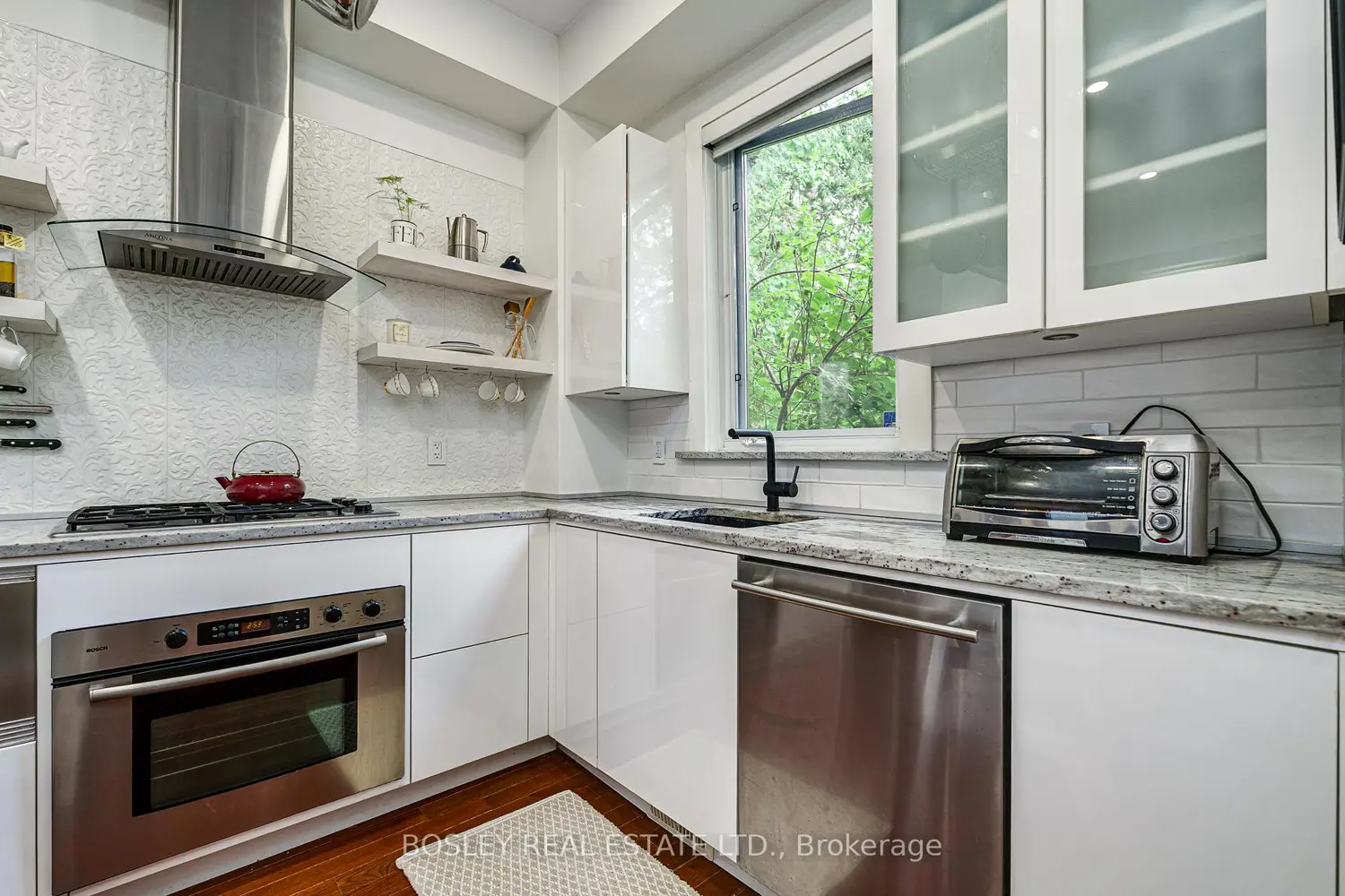 16 Blong Avenue photo 5