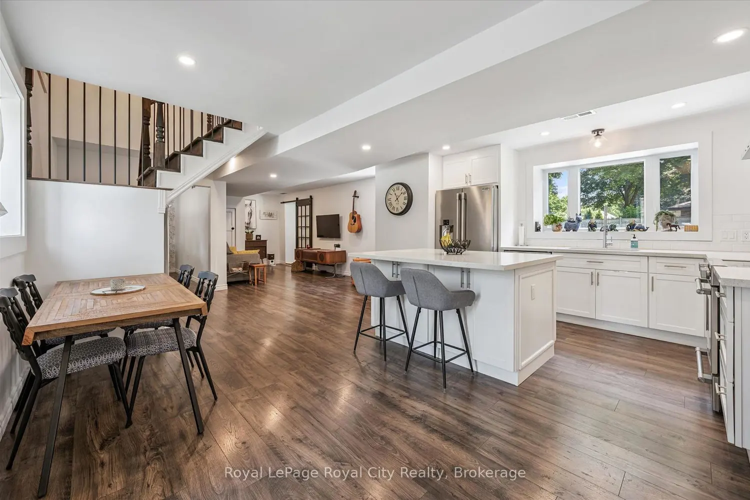 470 Perth Street photo 4