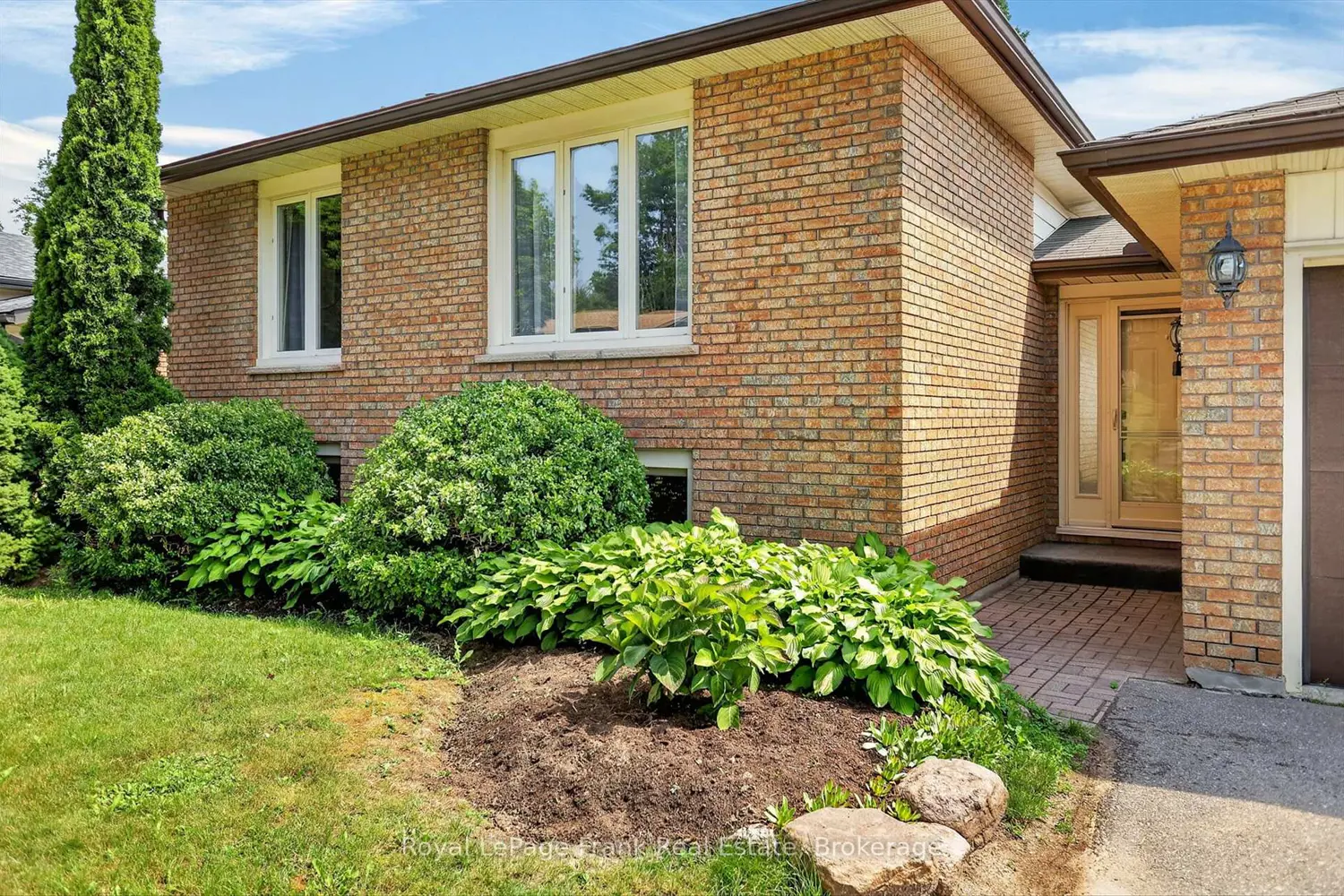 1717 Woodgrove Crescent photo 3