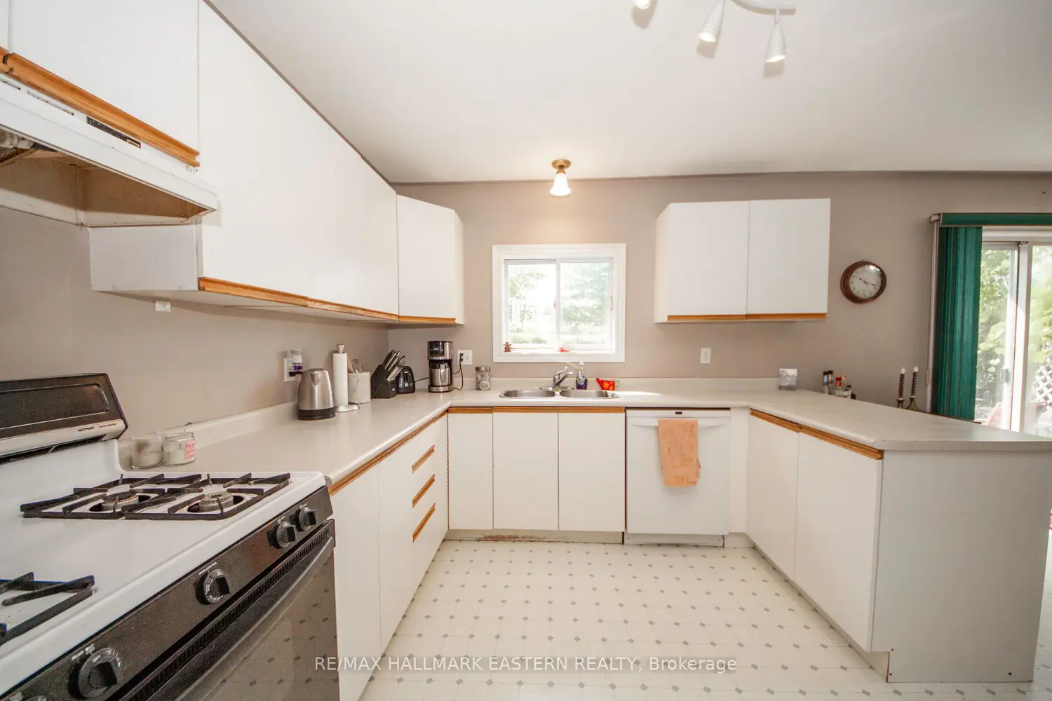945 Highland Road photo 2