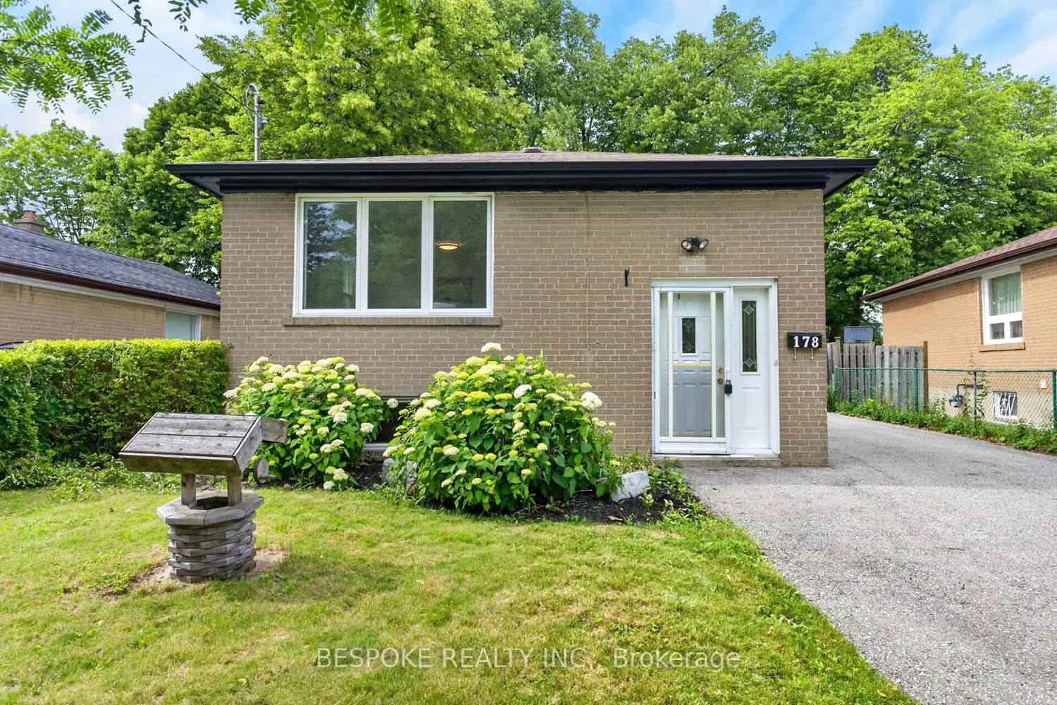 178 Sedgemount Drive photo 2