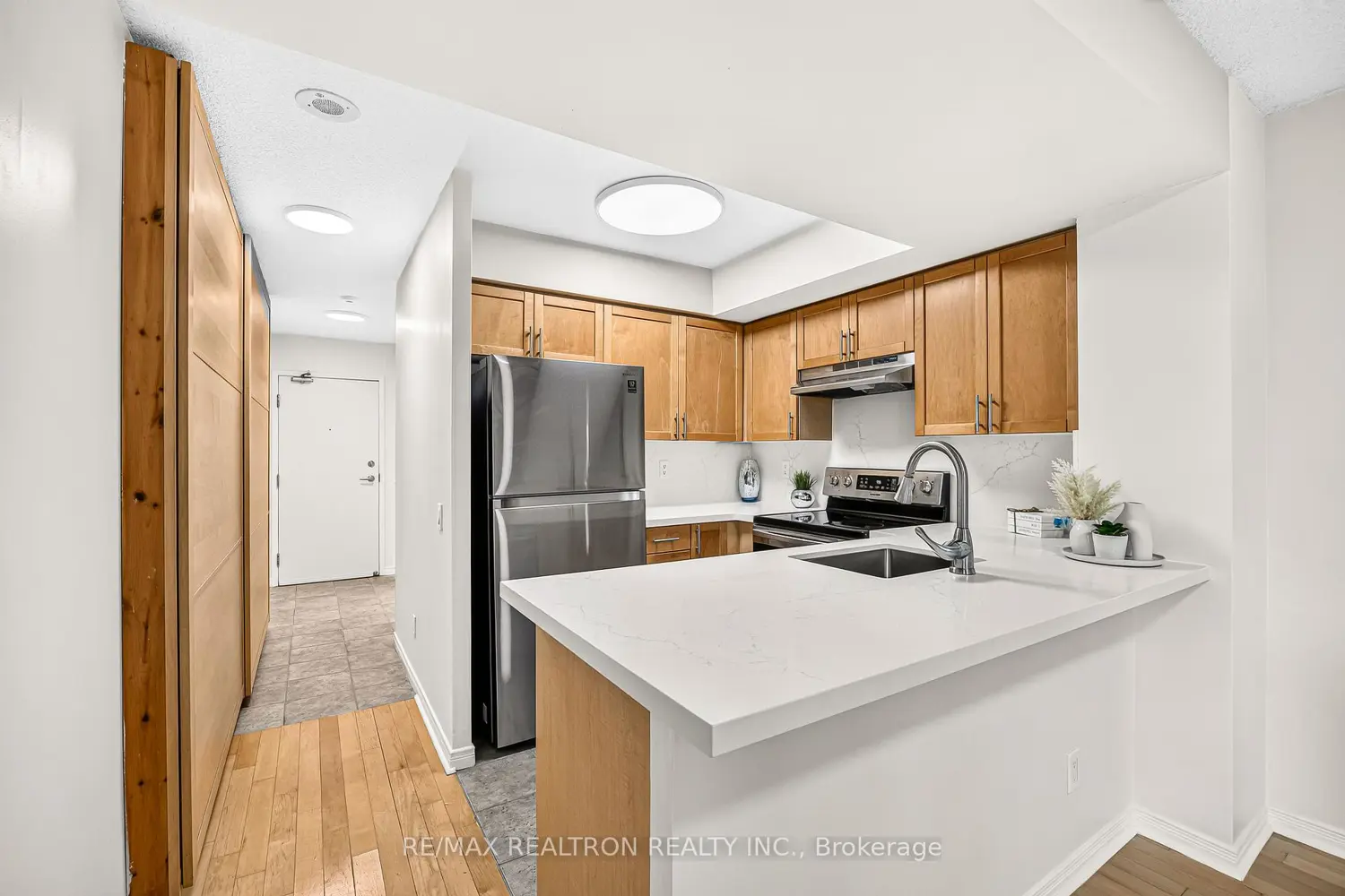 28 Harrison Garden Boulevard 1103 photo 4