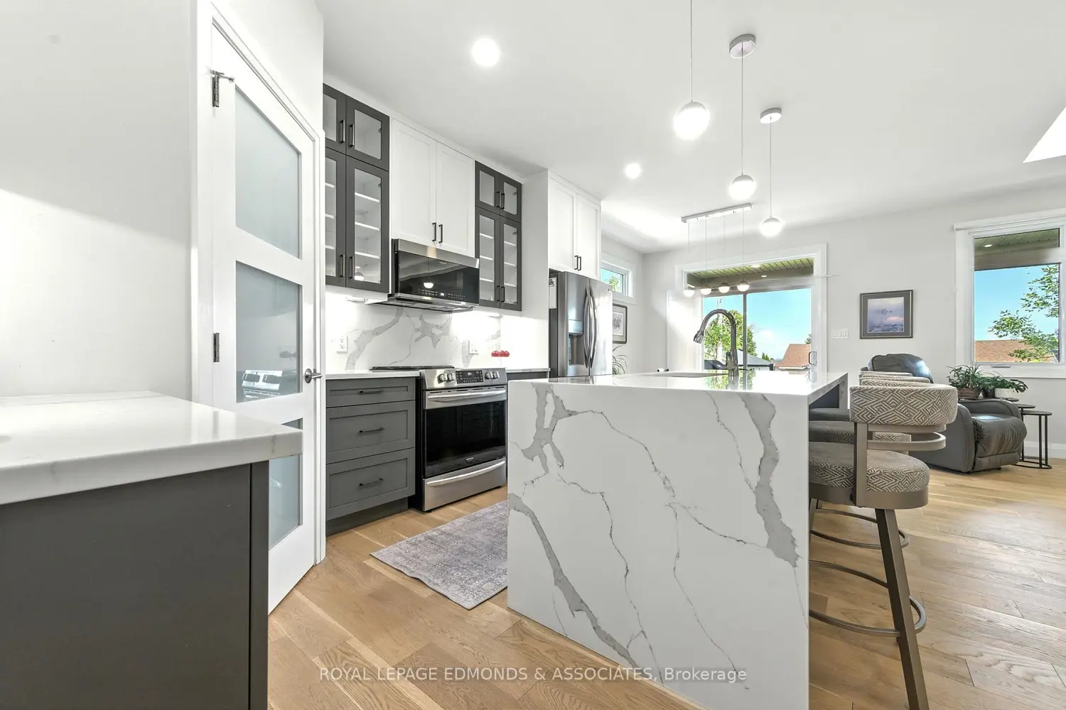517 Sydenham Street photo 2