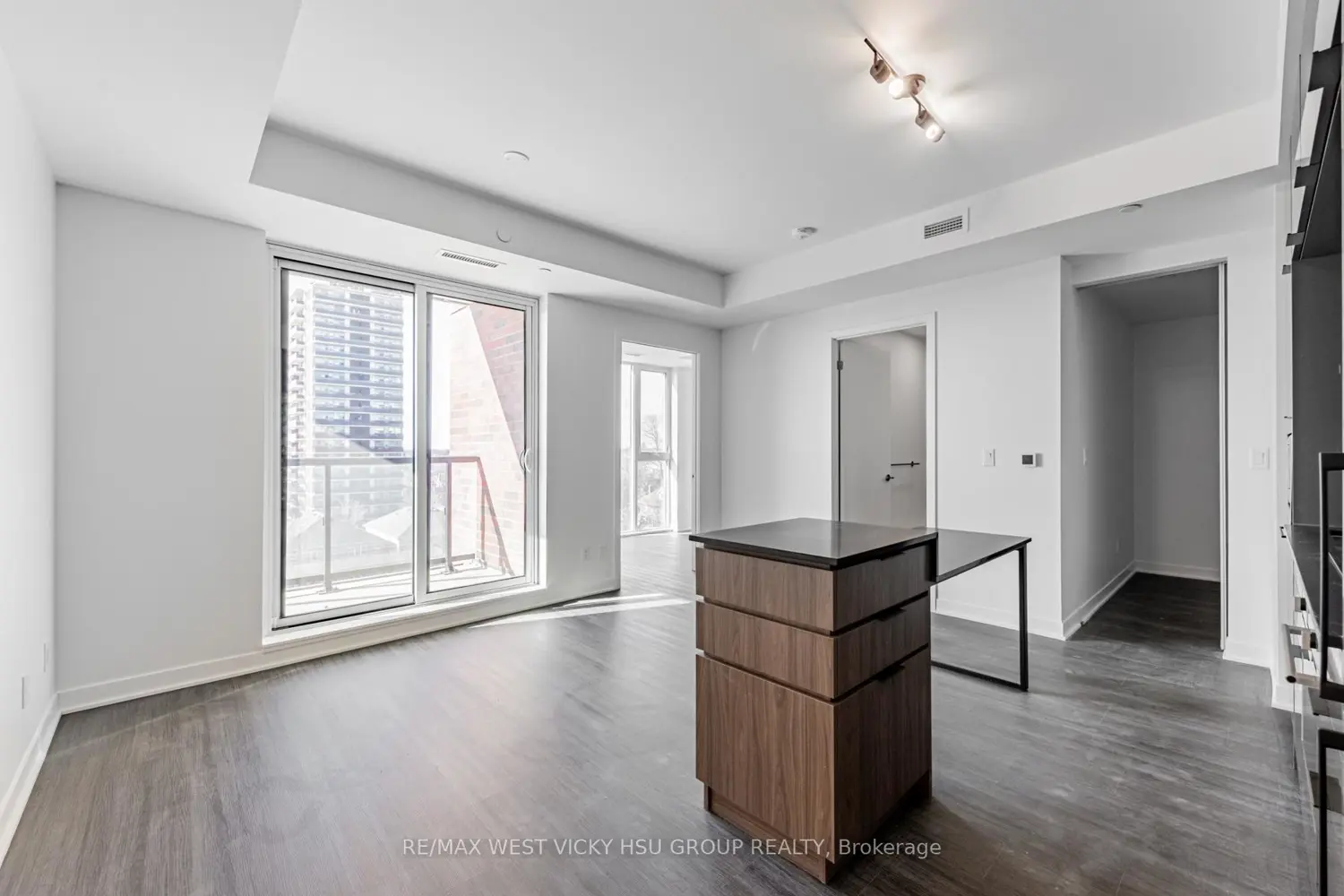 185 Alberta Avenue 810 photo 3