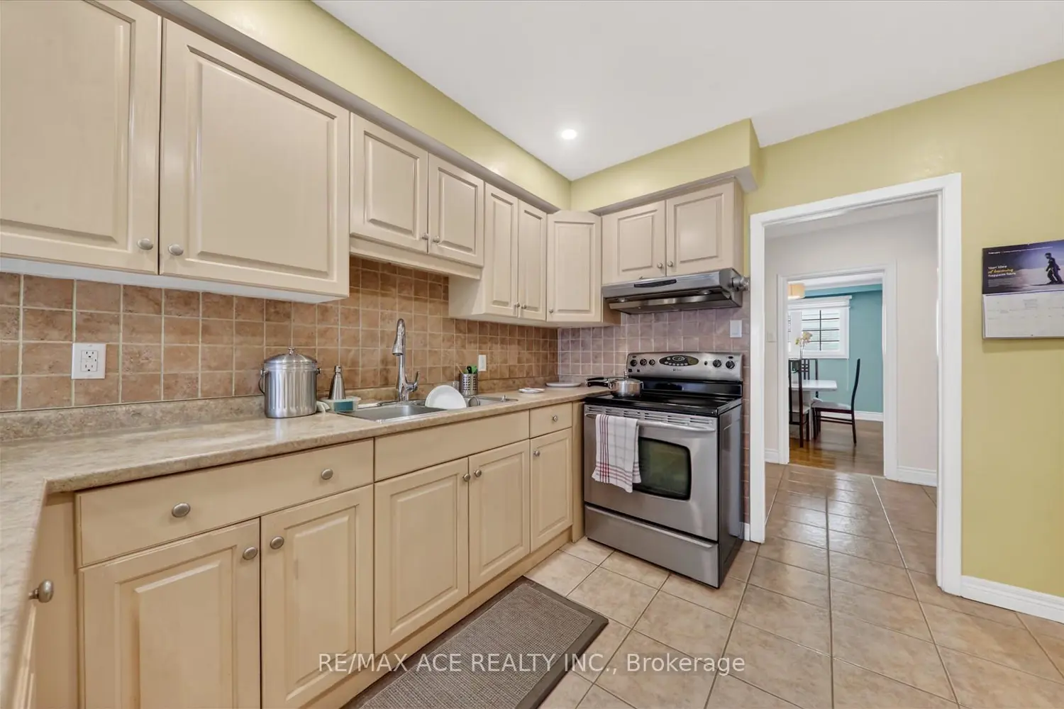 1719 Valentine Gardens photo 5