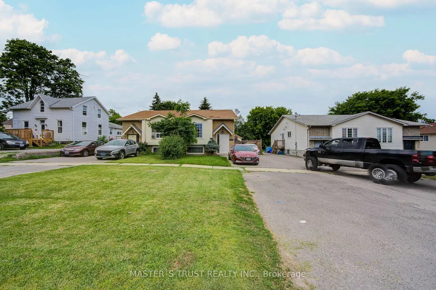 1179 Simcoe Street photo 2