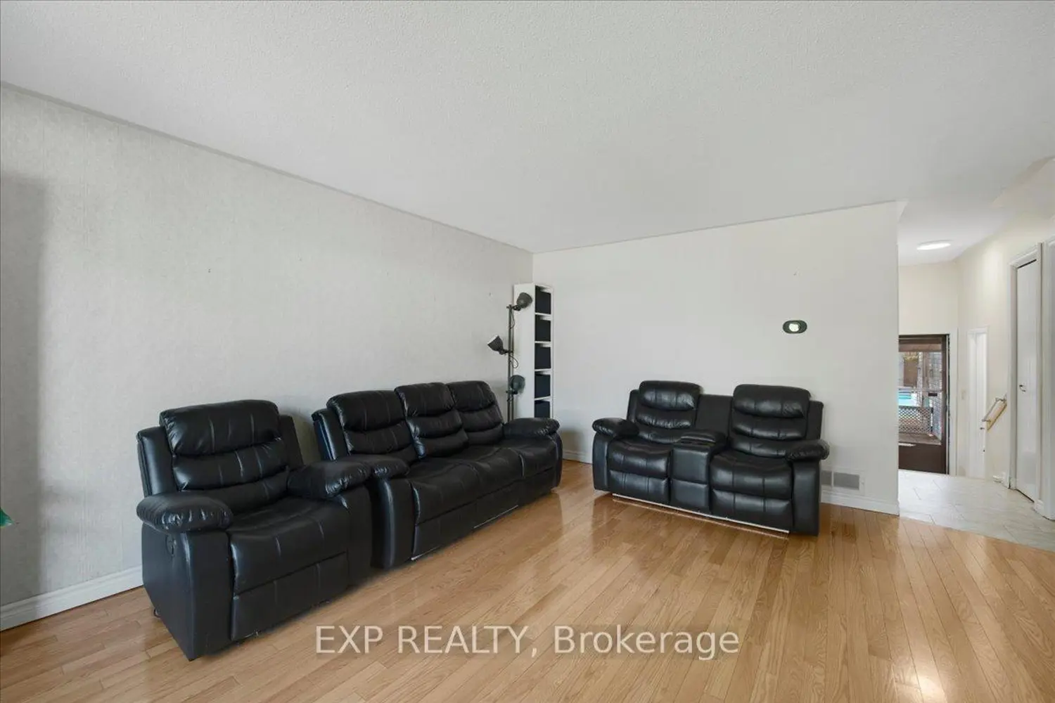 376 Surrey Drive photo 3