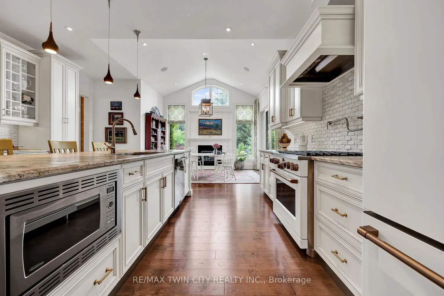 585 Regal Place photo 5