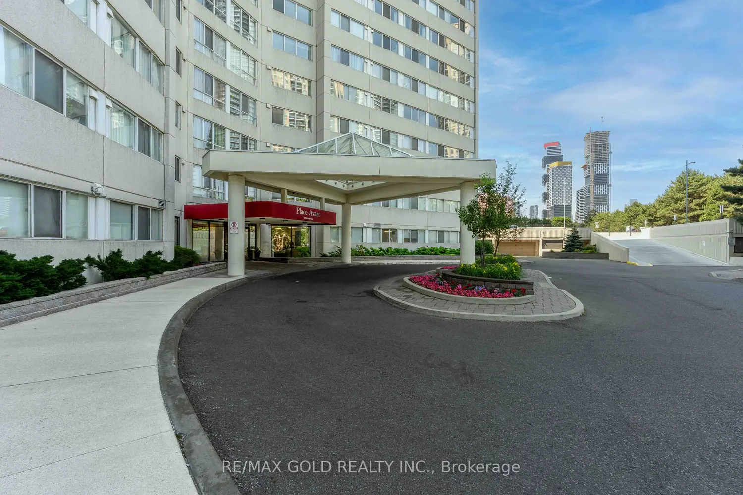 3700 Kaneff Crescent 2101 photo 4