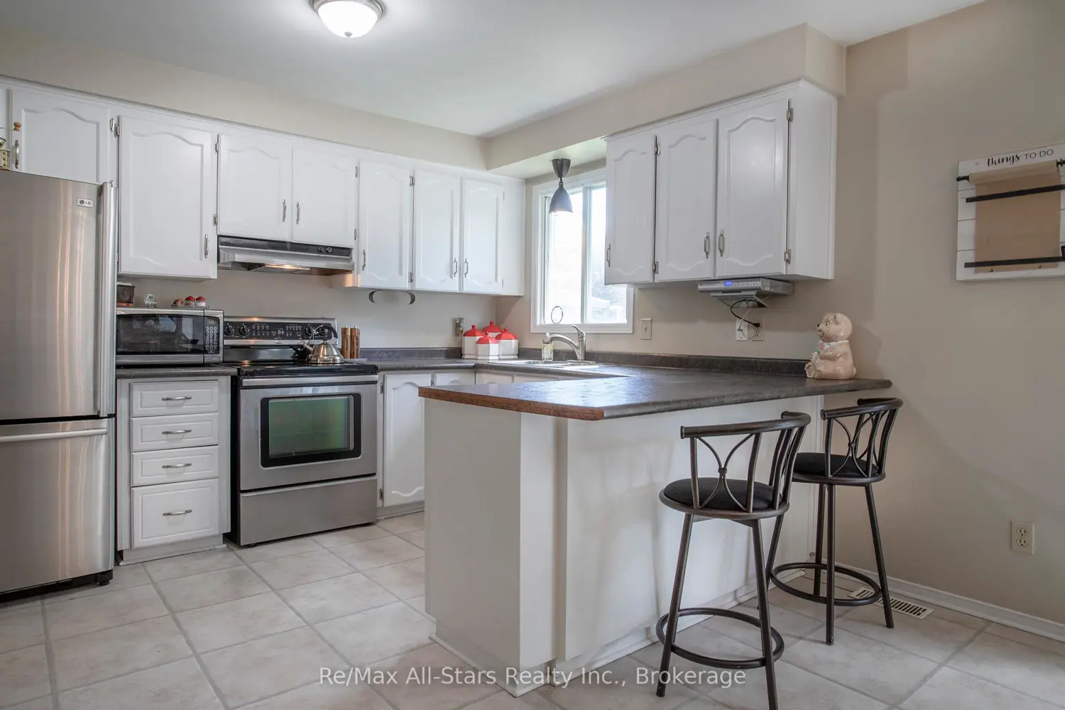 39 Applewood Crescent photo 5