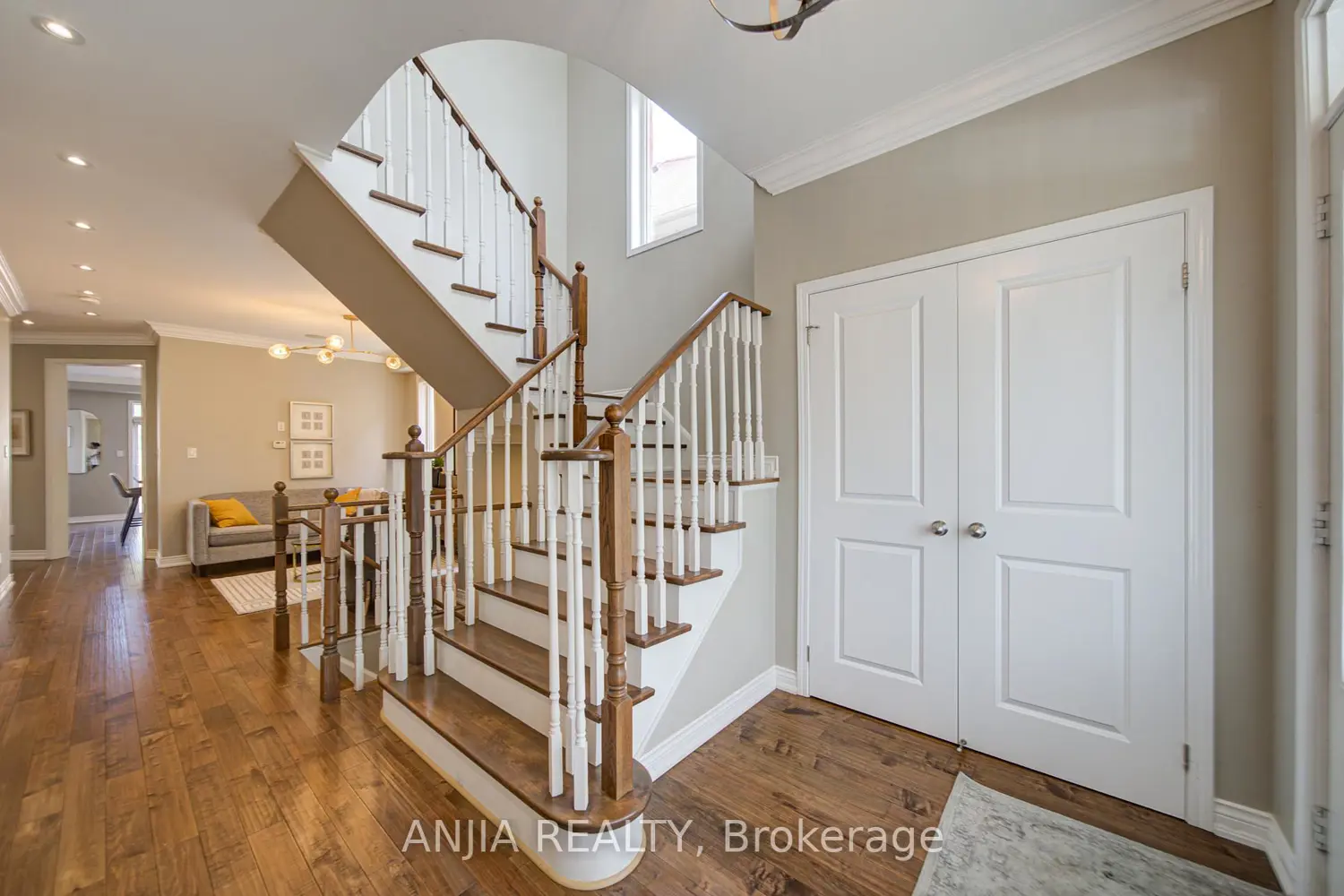 56 Stockell Crescent photo 3