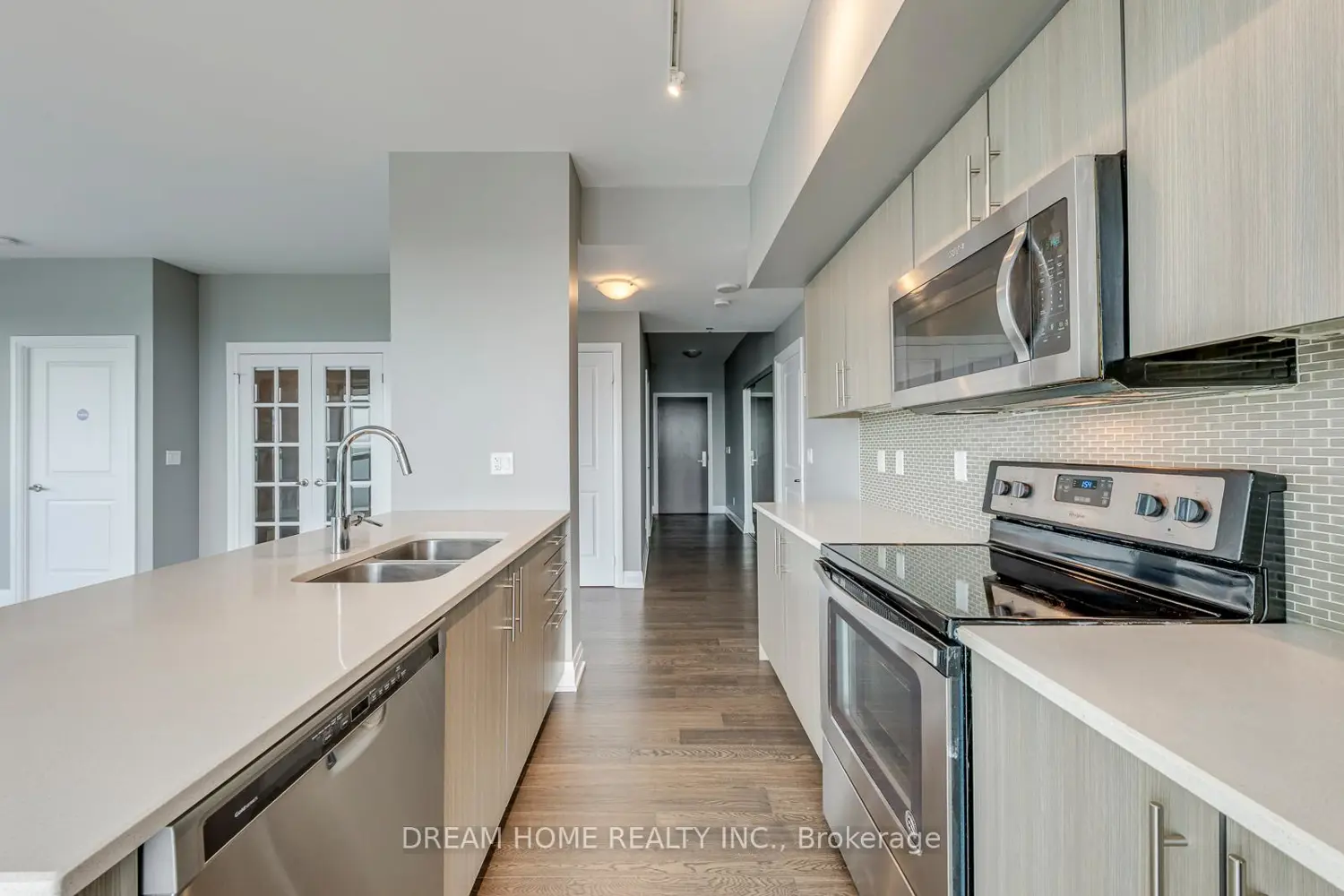 55 Speers Road 1609 photo 2