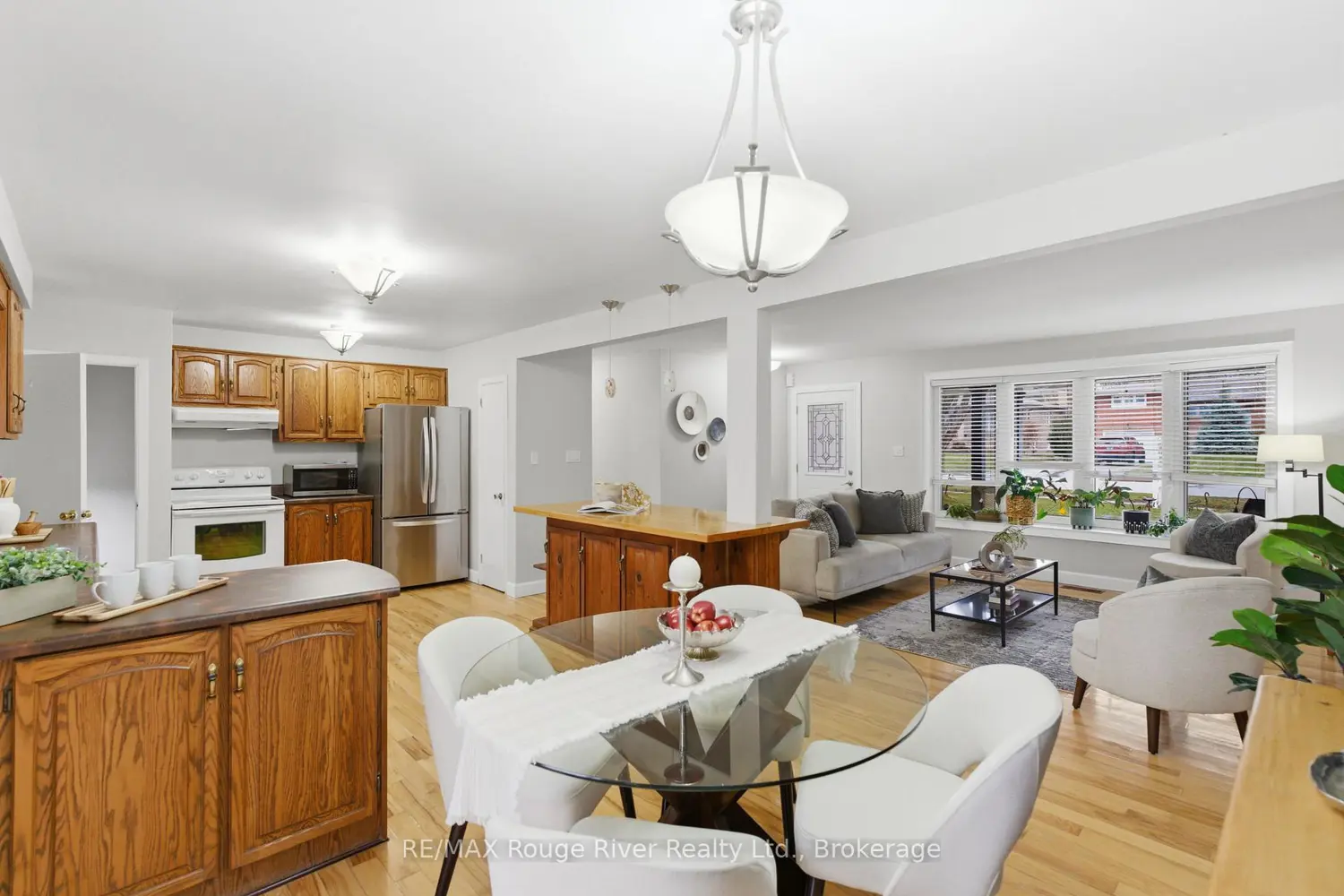 98 Applewood Crescent photo 3