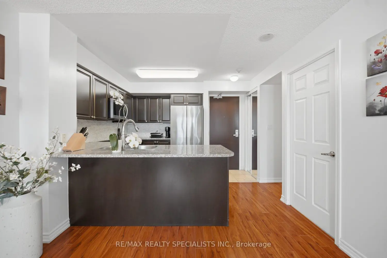 335 Rathburn Road 707 photo 4