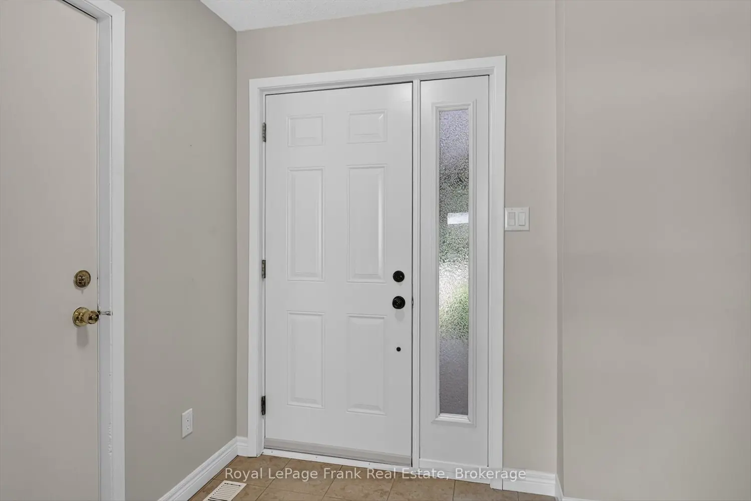 1717 Woodgrove Crescent photo 4