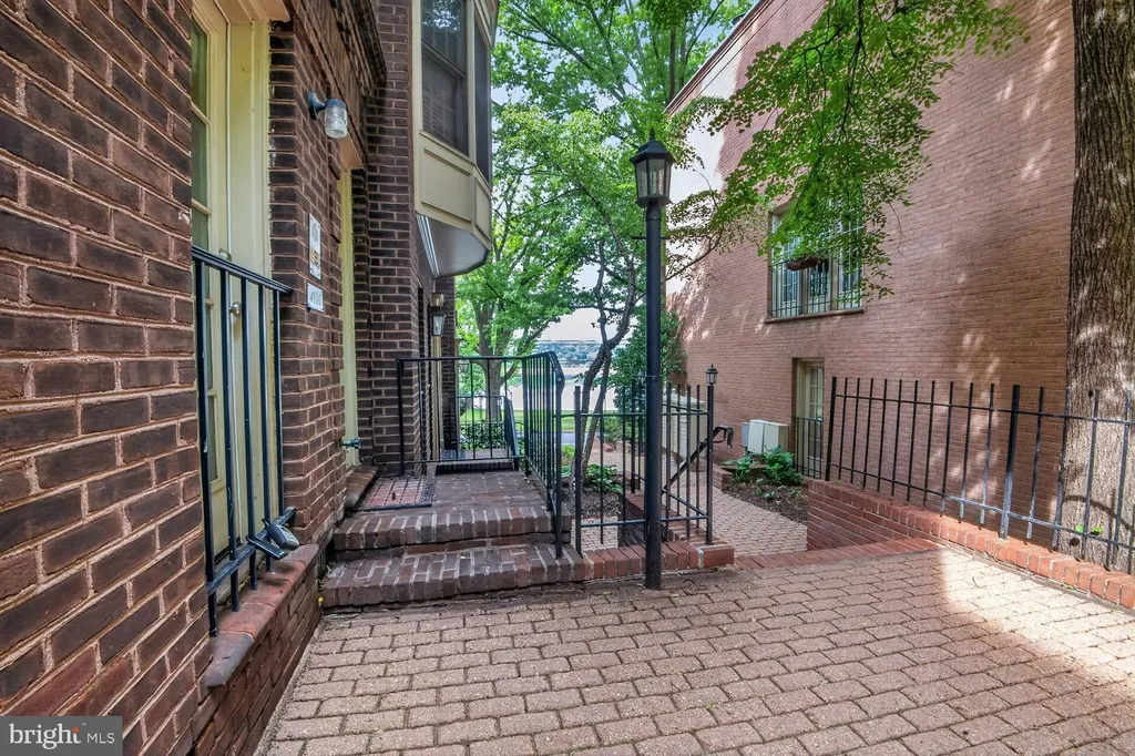 4605 Macarthur Boulevard NW Unit A, Washington, DC 20007 photo 2