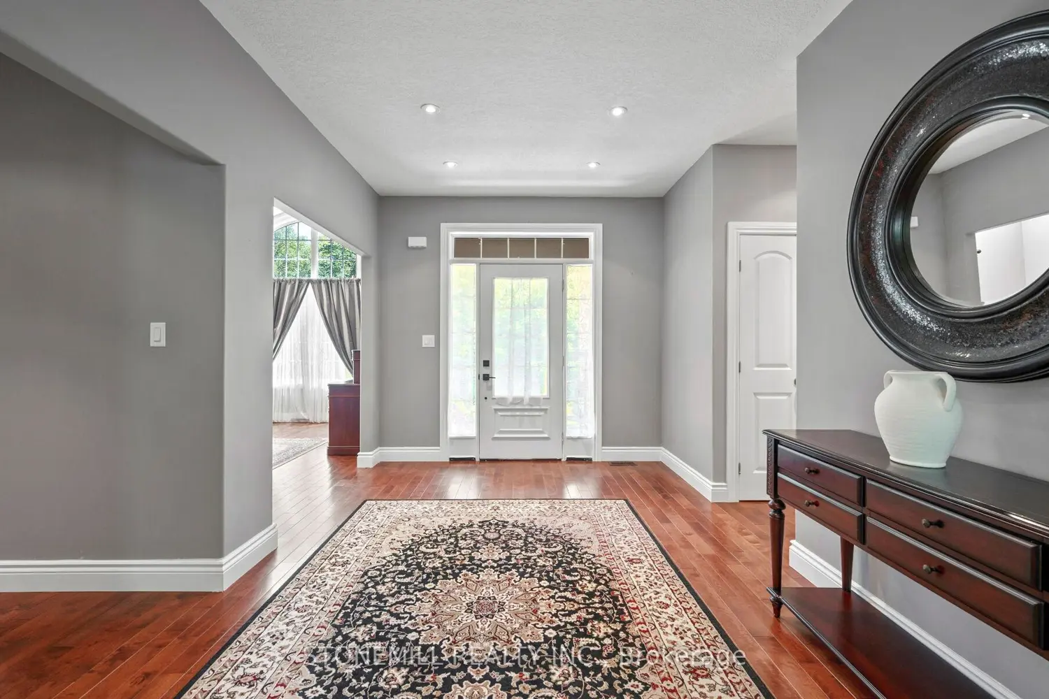 868 Eastdale Drive photo 3