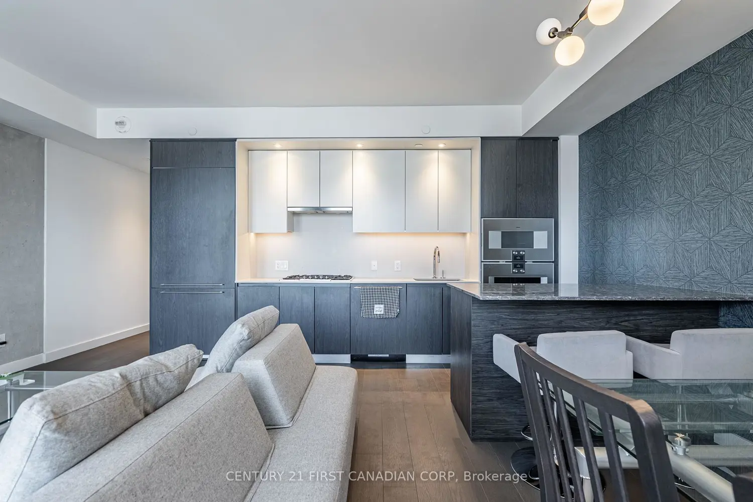 81 Wellesley Street 1405 photo 4