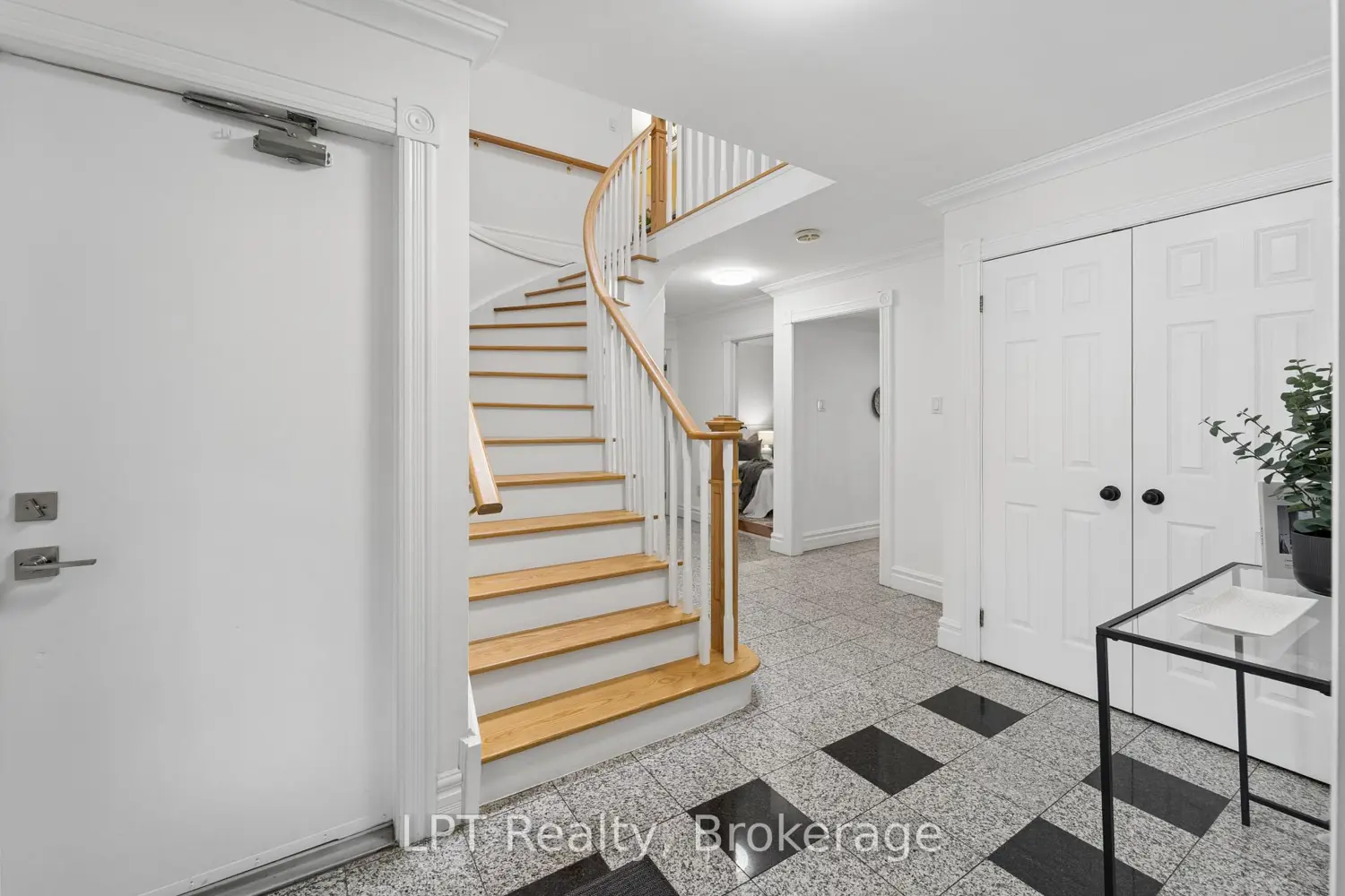 1 Mayfield Crescent photo 3