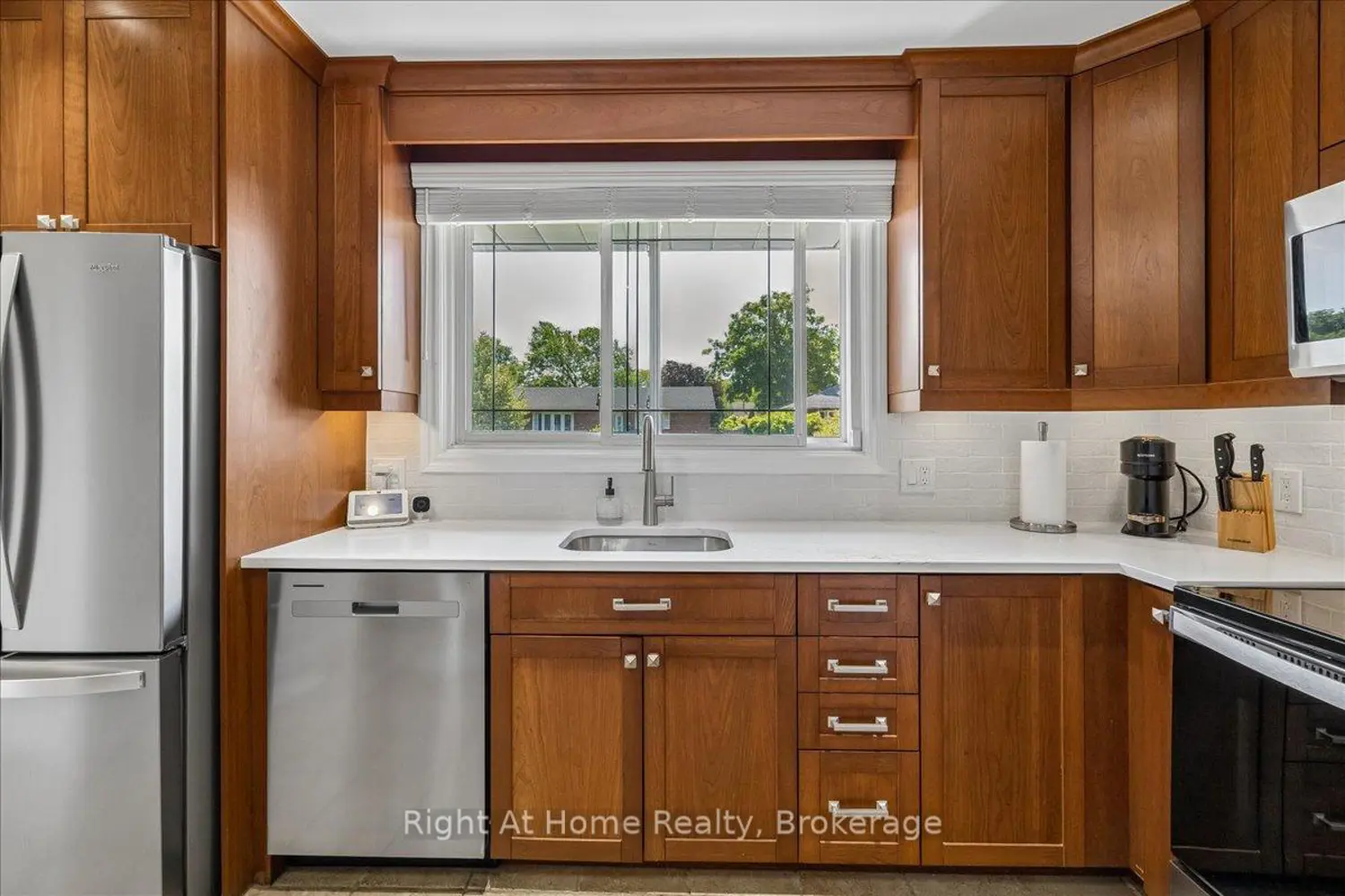 275 Kent Crescent photo 4