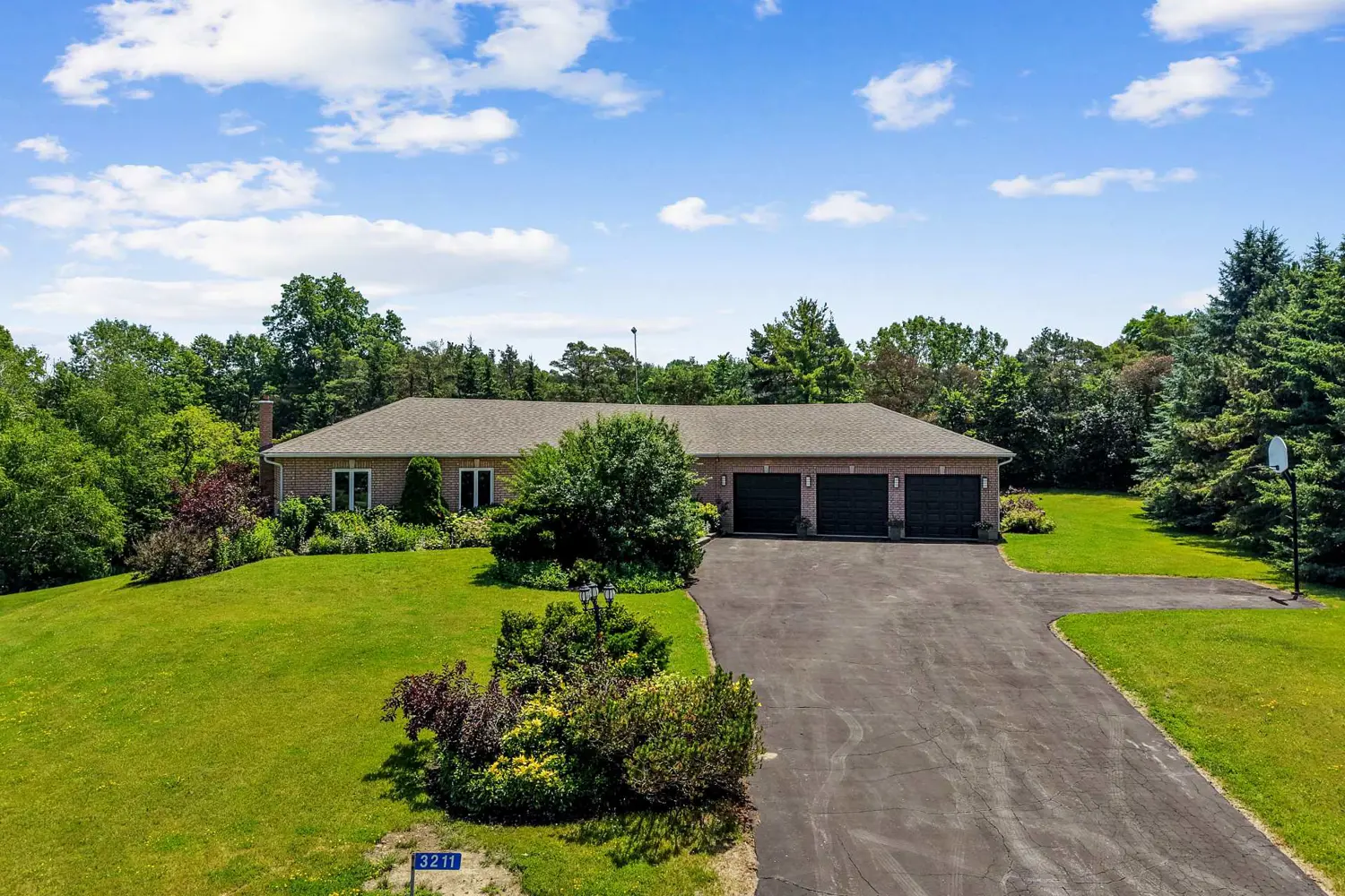 3211 Charbrook Crescent