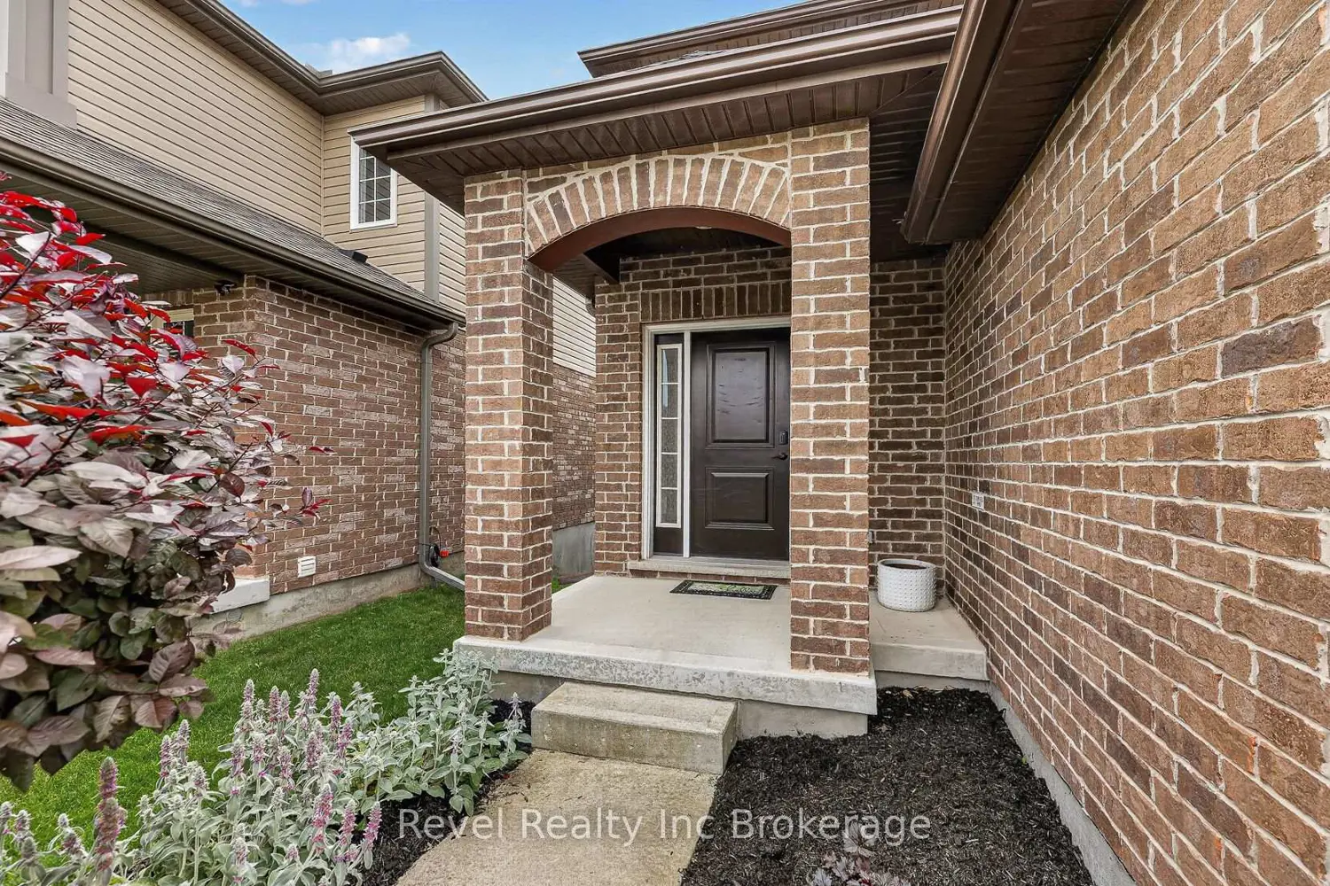718 Frontenac Crescent photo 2