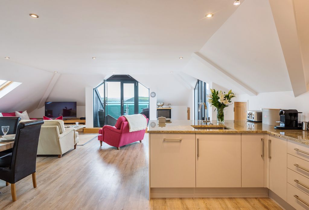 3 bed flat for saleRock PL27 photo 4