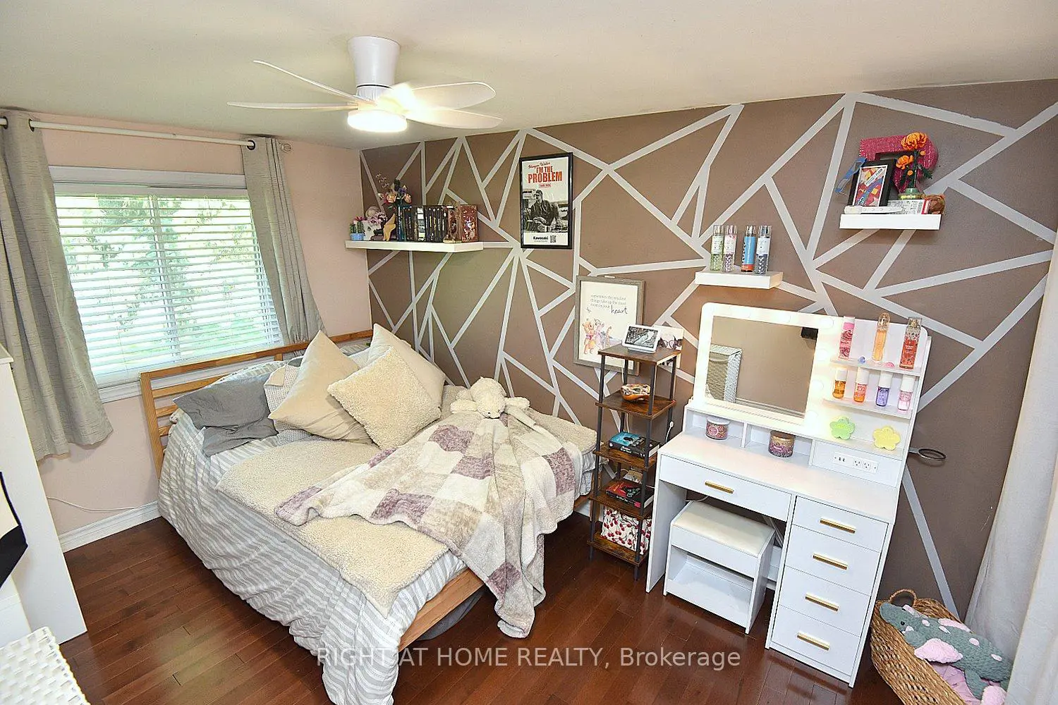 18 Dennis Avenue photo 3