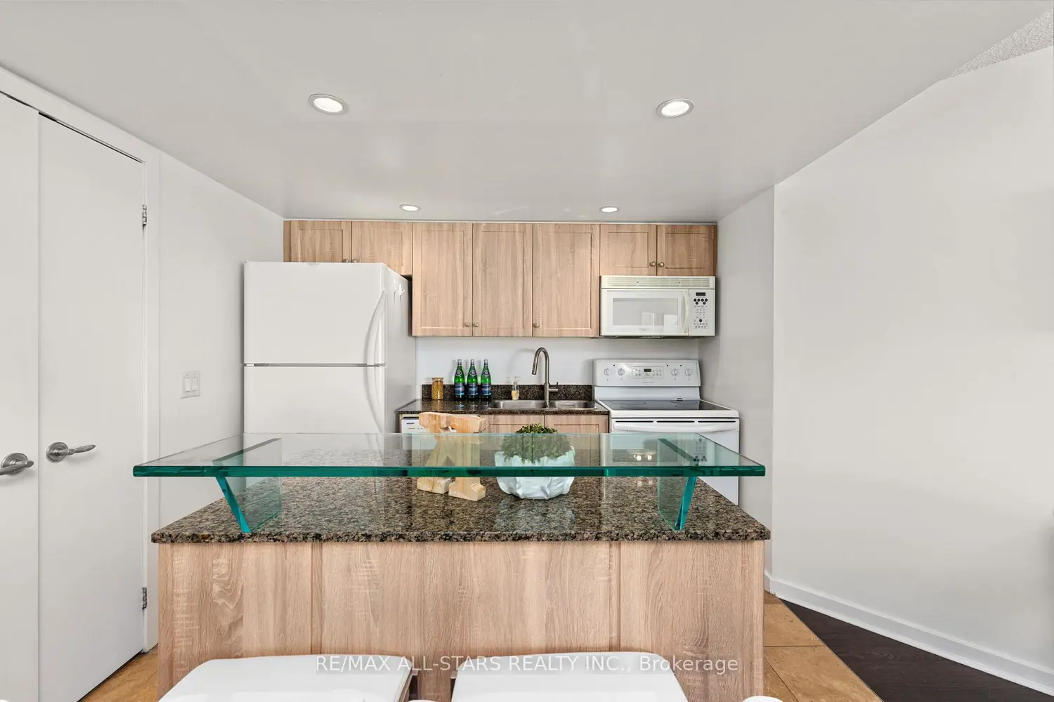 208 Queens Quay 804 photo 4