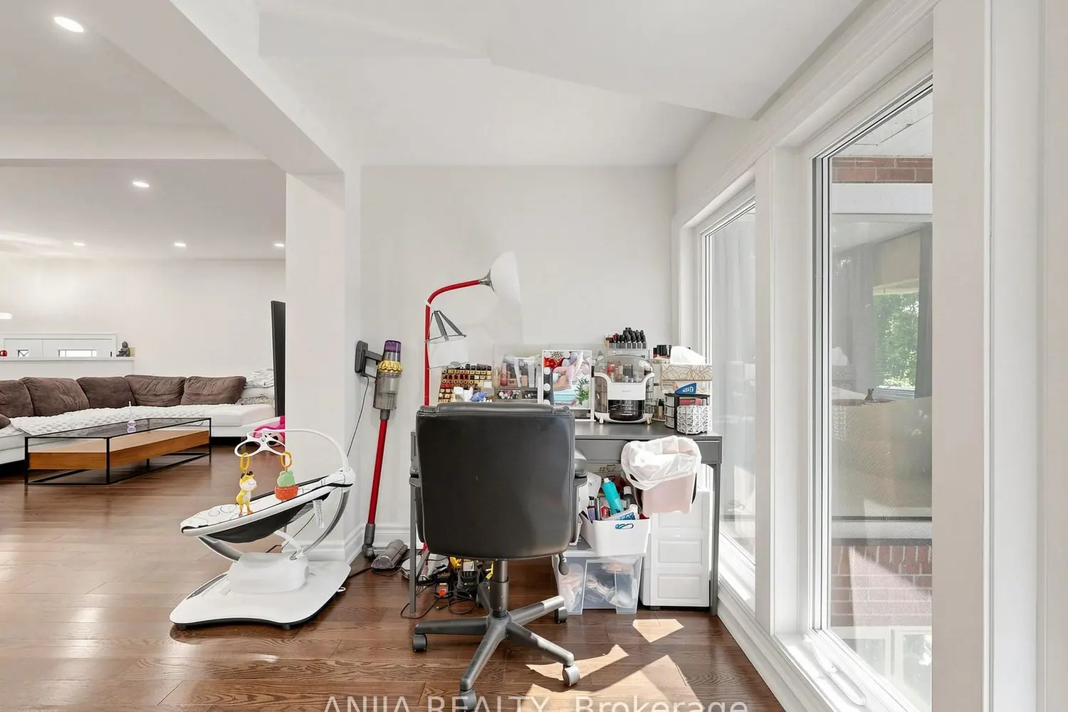 8 Applefield Drive photo 3