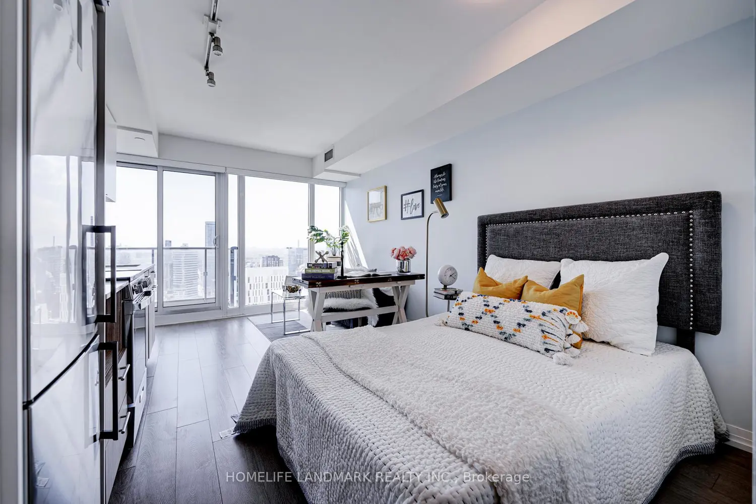 251 Jarvis Street 4307 photo 3