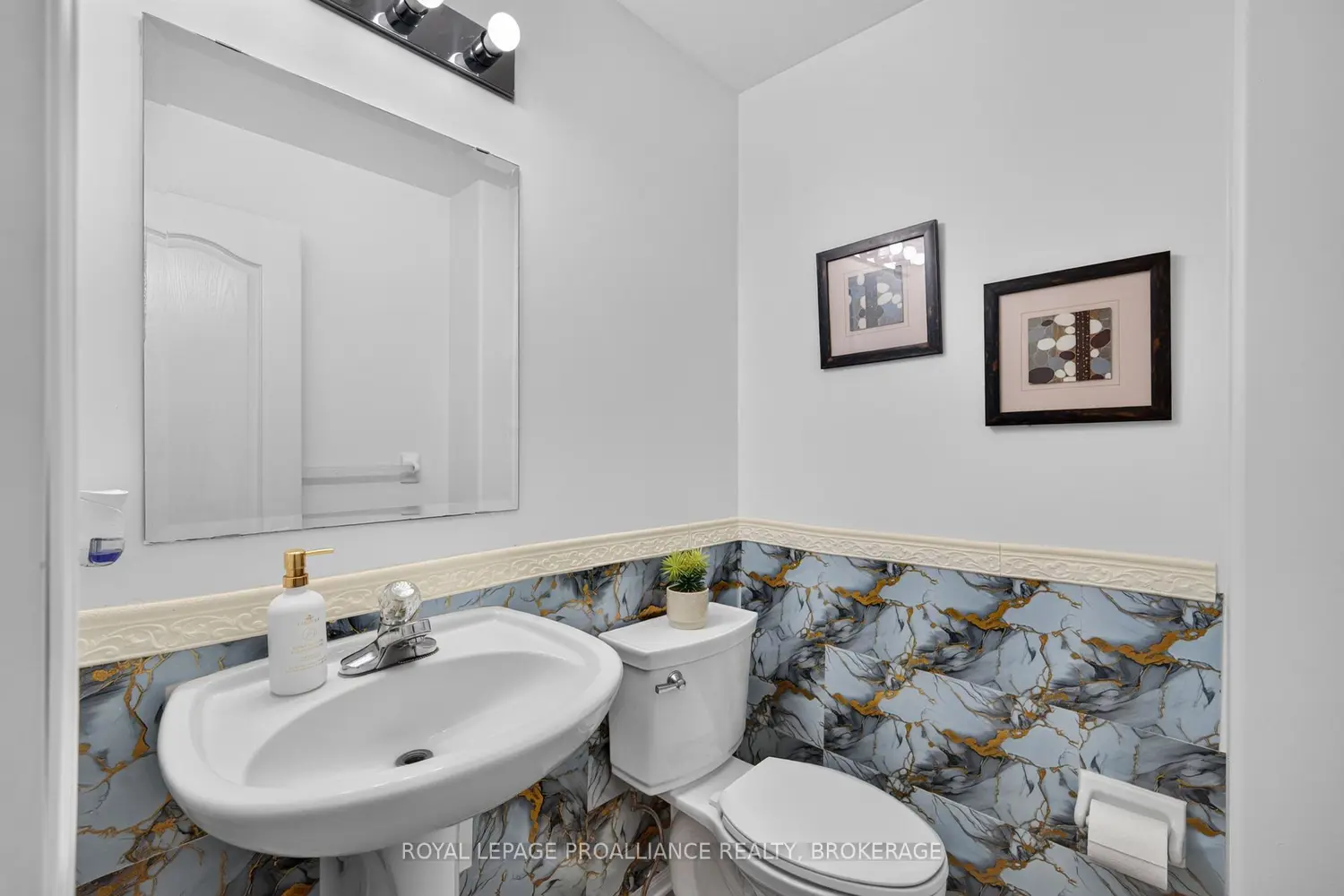 445 Maureen Street photo 5
