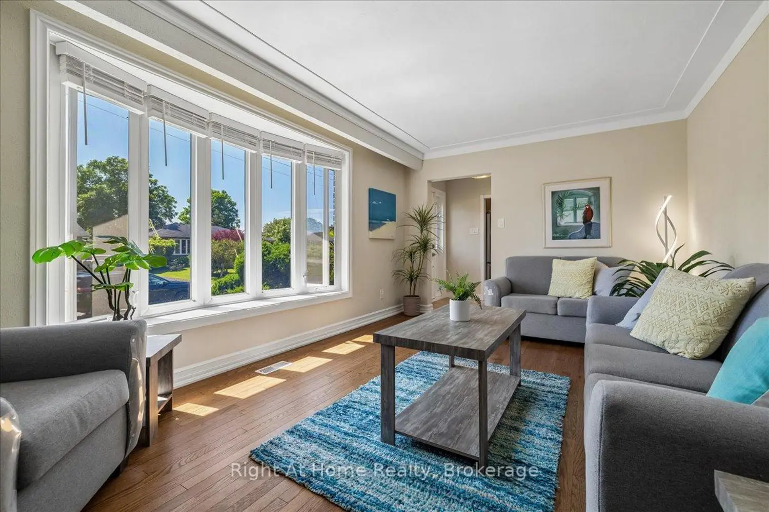 275 Kent Crescent photo 3