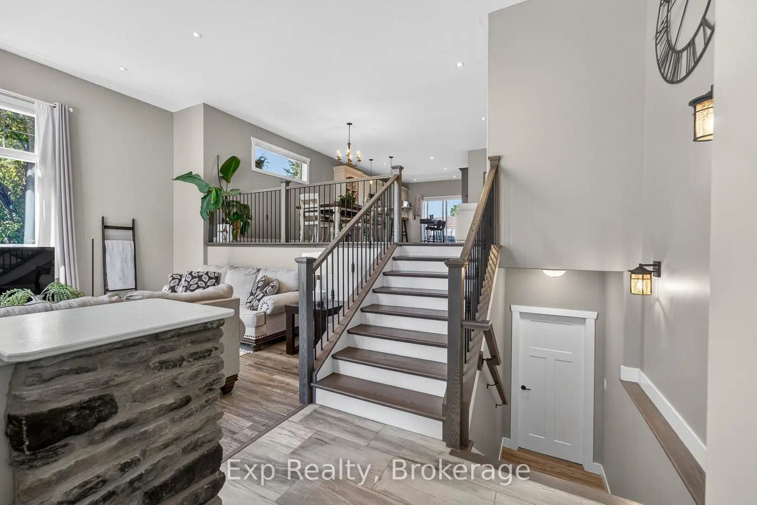 564 Sidney Street photo 2