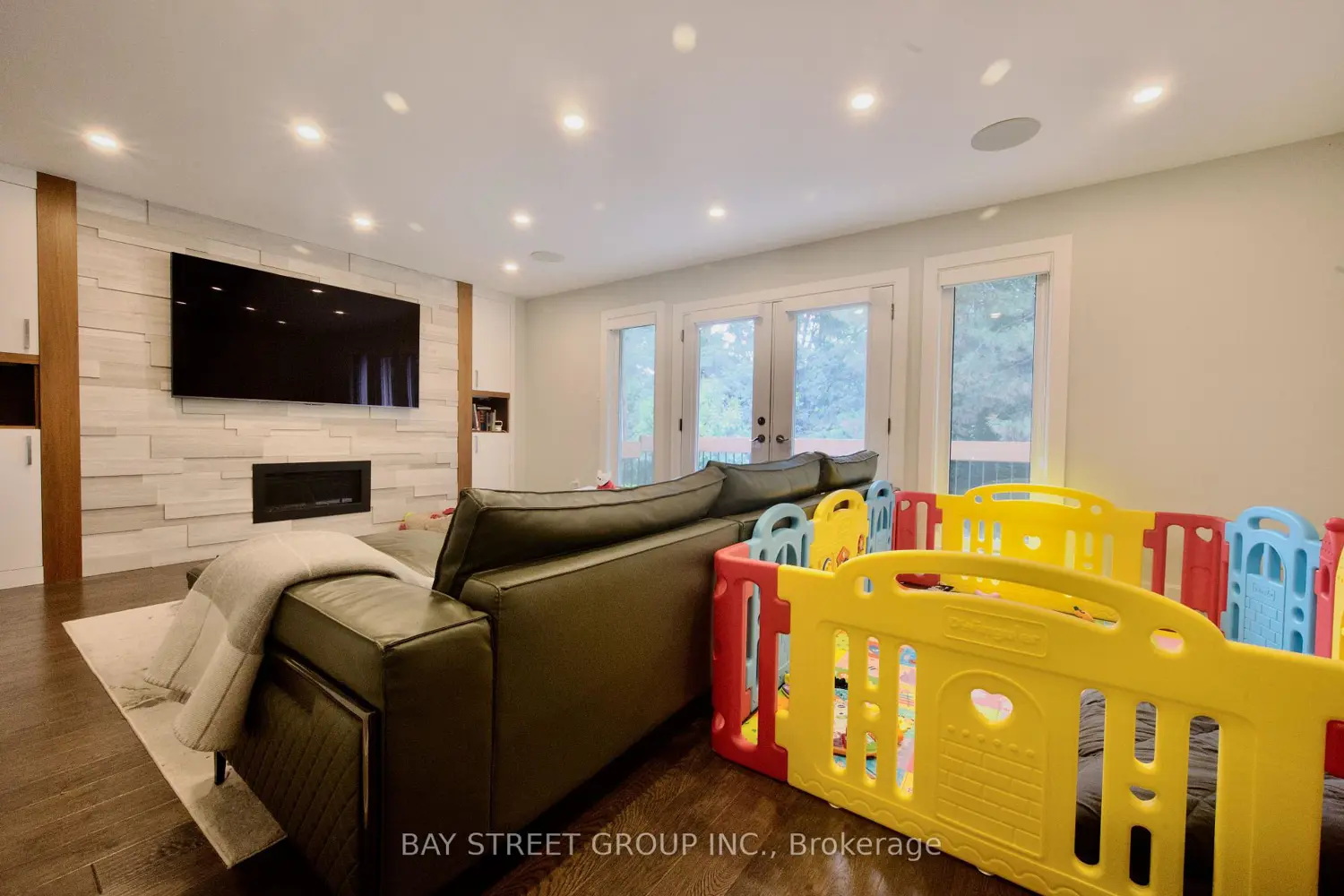 22 Thurgate Crescent photo 3