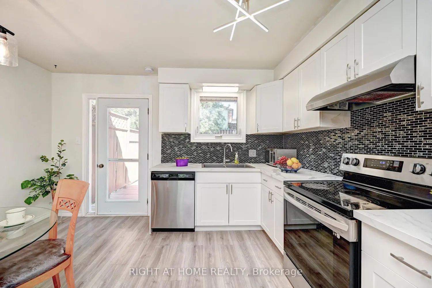 92 Pinemeadow Crescent photo 5