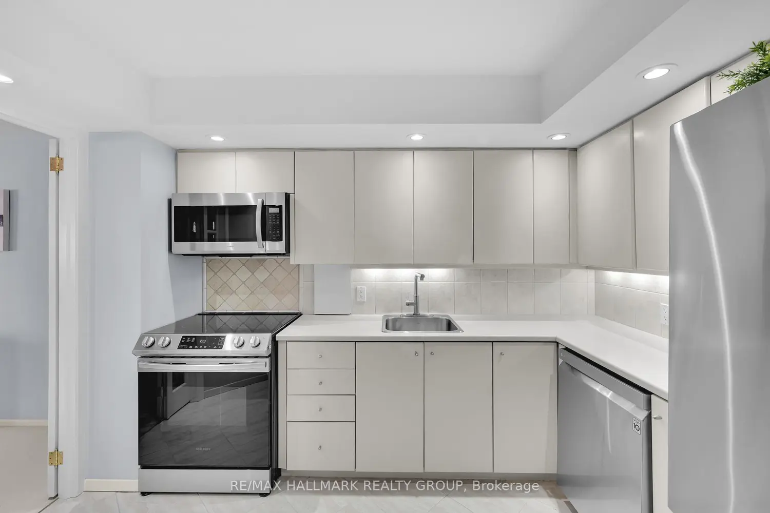 151 Bay Street 810 photo 3