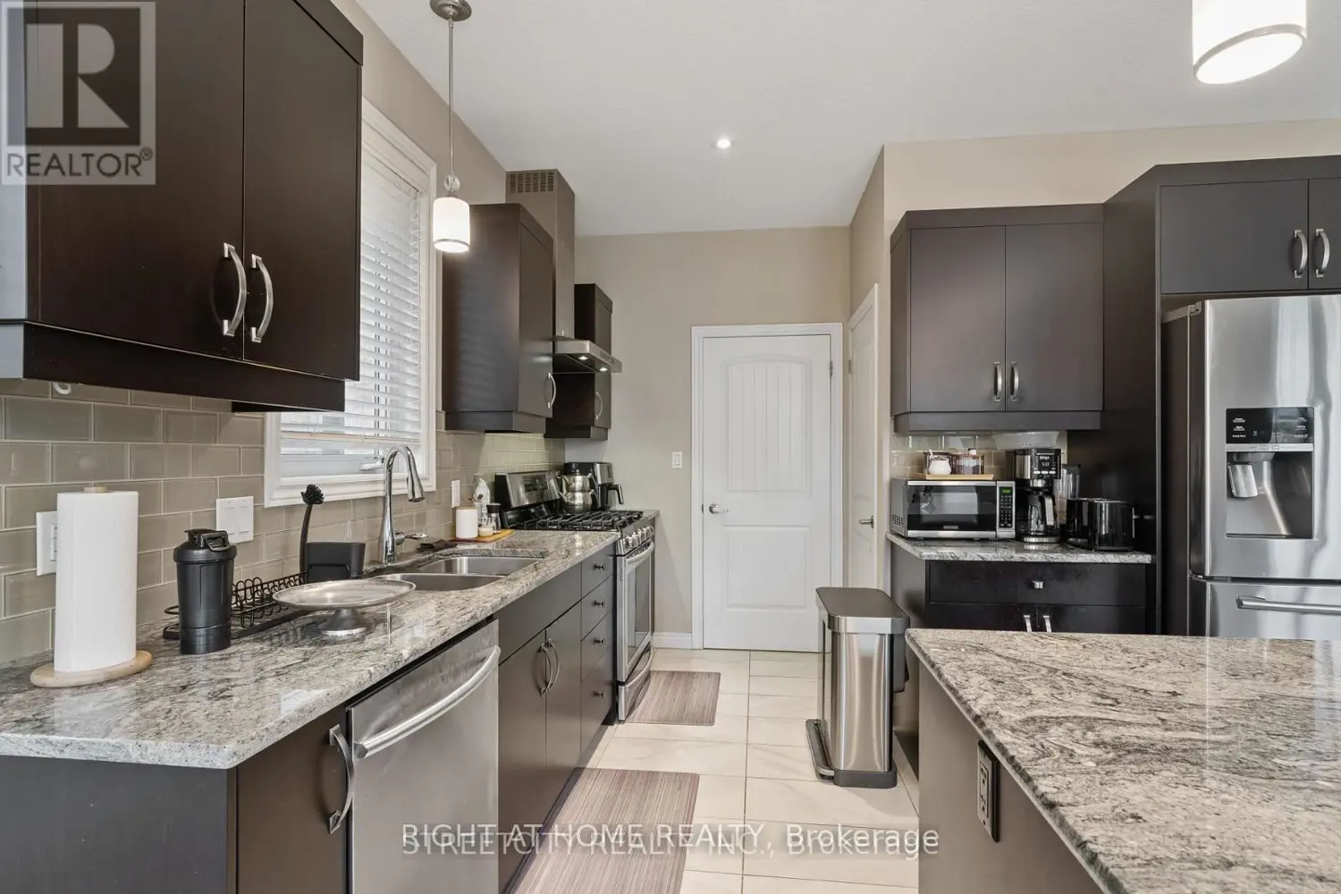 402 Tansbury Street photo 5