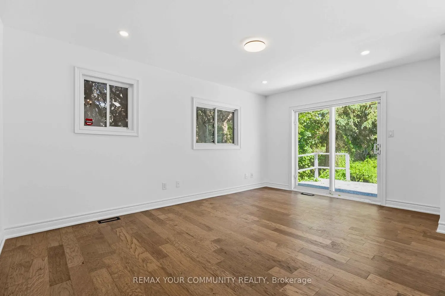 924 Helen Street photo 4