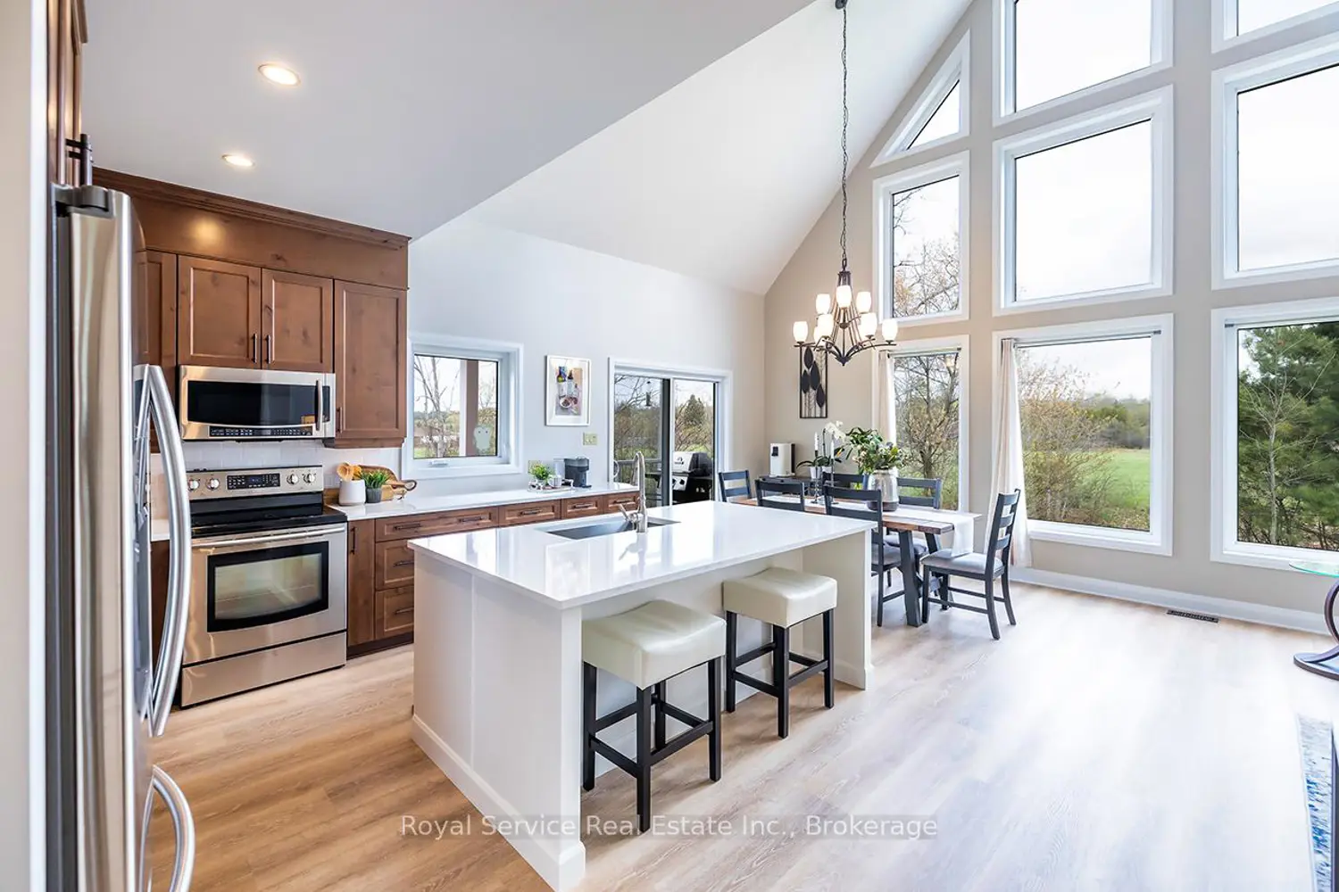 709 Carveth Drive photo 2