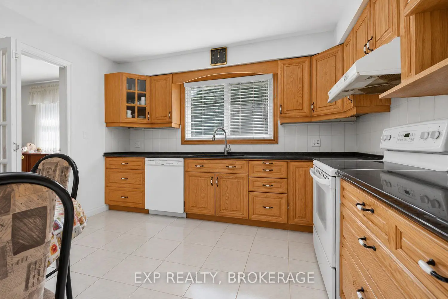 395 Carrie Crescent photo 4