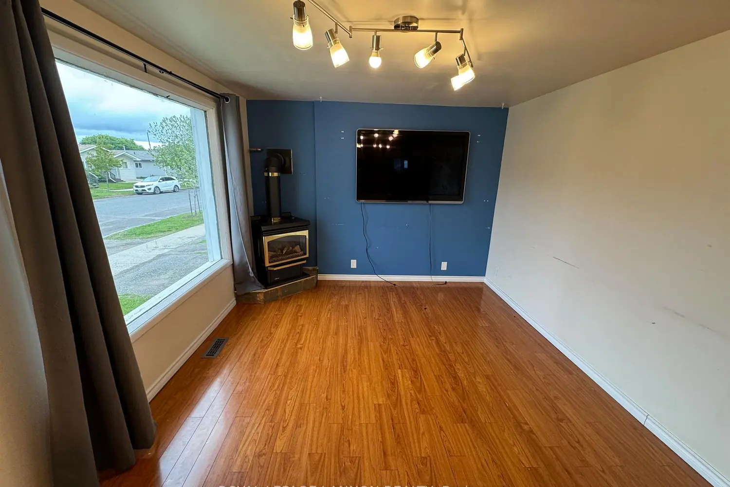 474 Mary St. E. photo 4