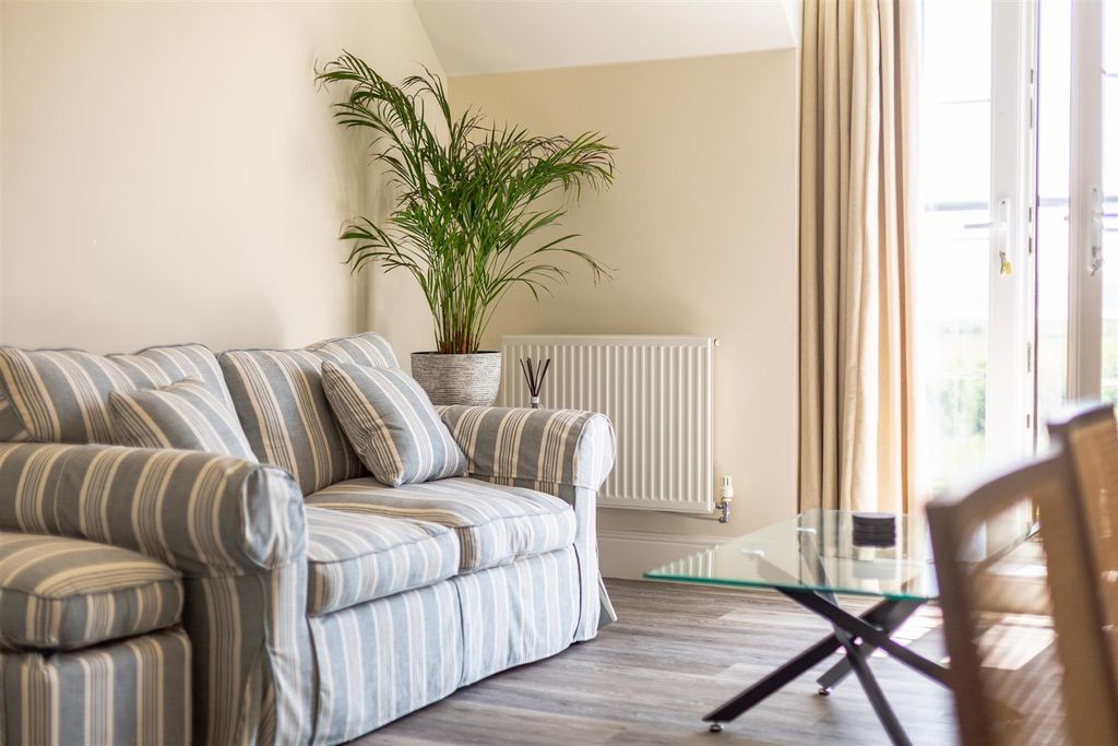 2 bed flat for saleY Corsydd, Llanelli SA15 photo 3