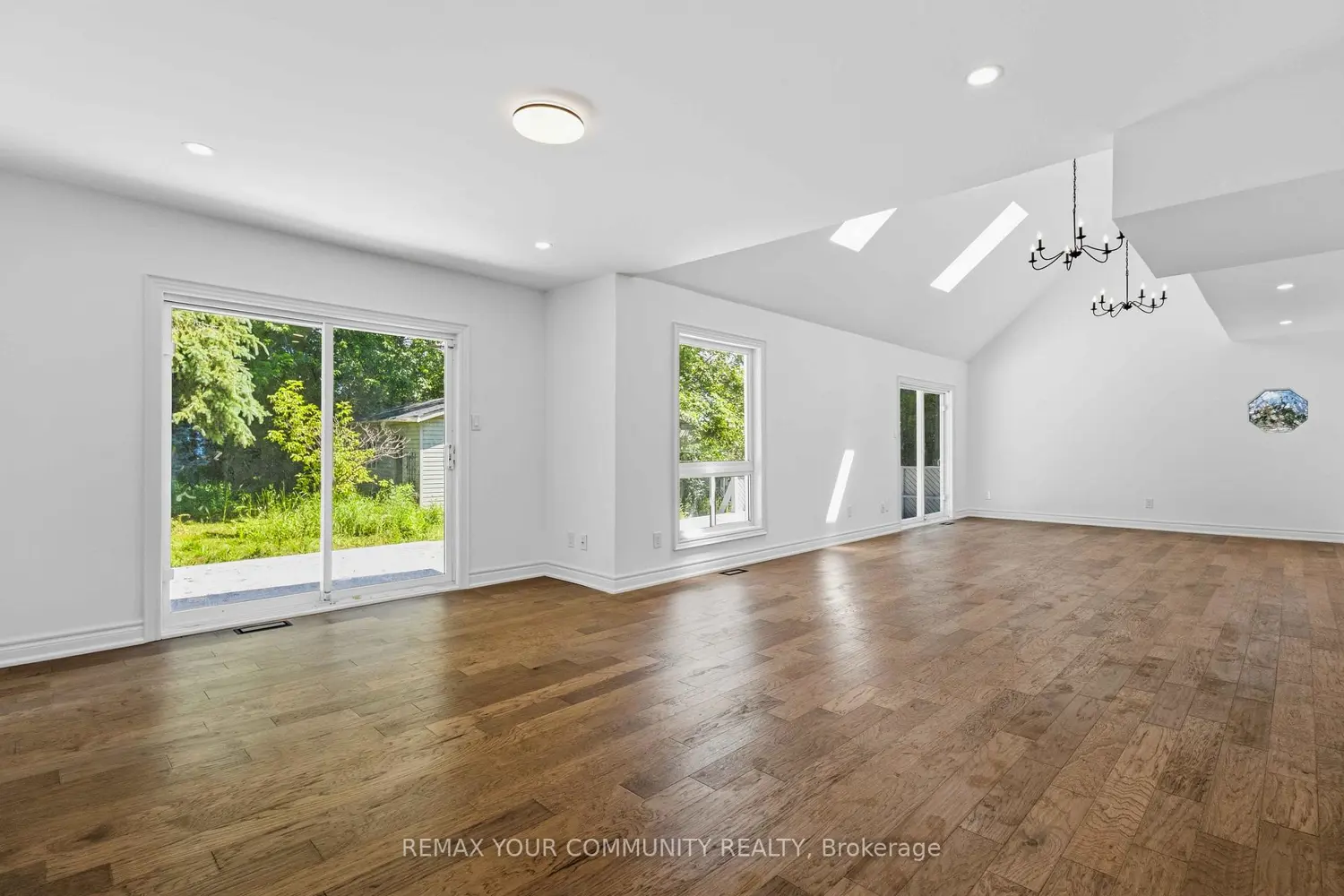 924 Helen Street photo 3