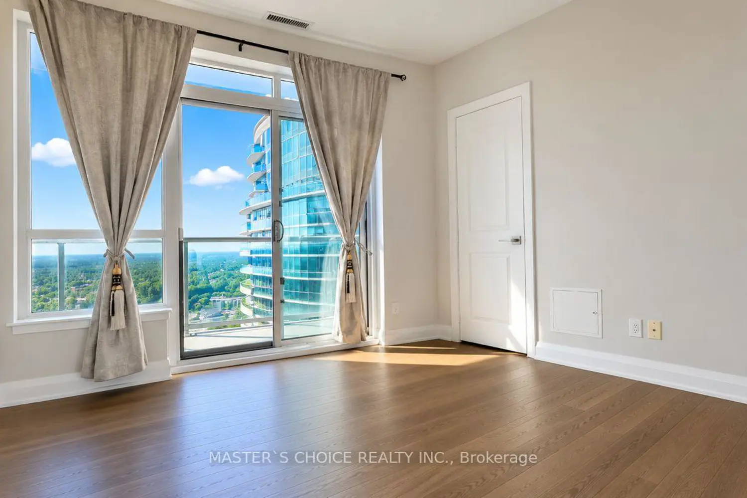 7161 Yonge Street 2732 photo 4